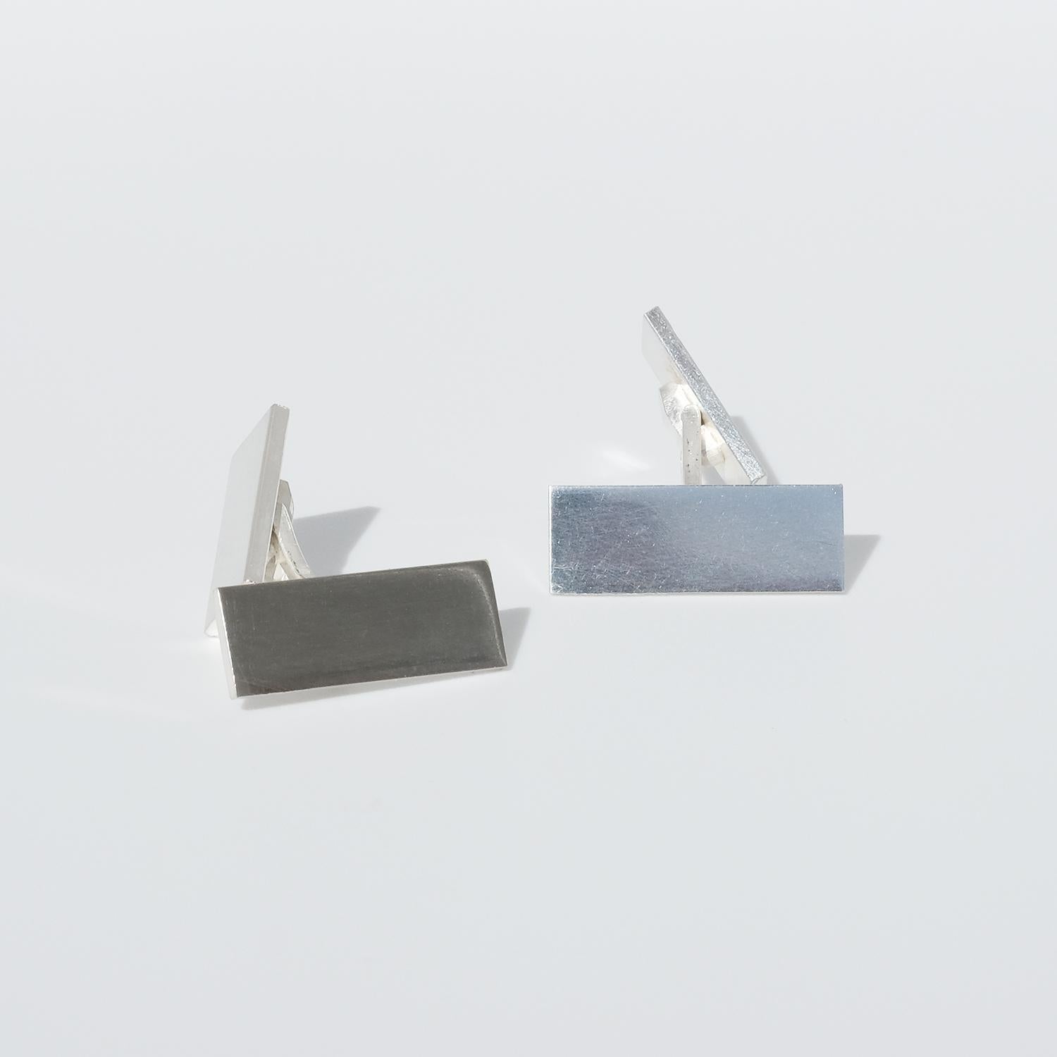 These sterling silver cufflinks have a rectangular shape and a polished surface. The shape of the cufflinks are classic and their appearance can be described as simple but yet sophisticated.

A set of cufflinks like this are suitable for both the