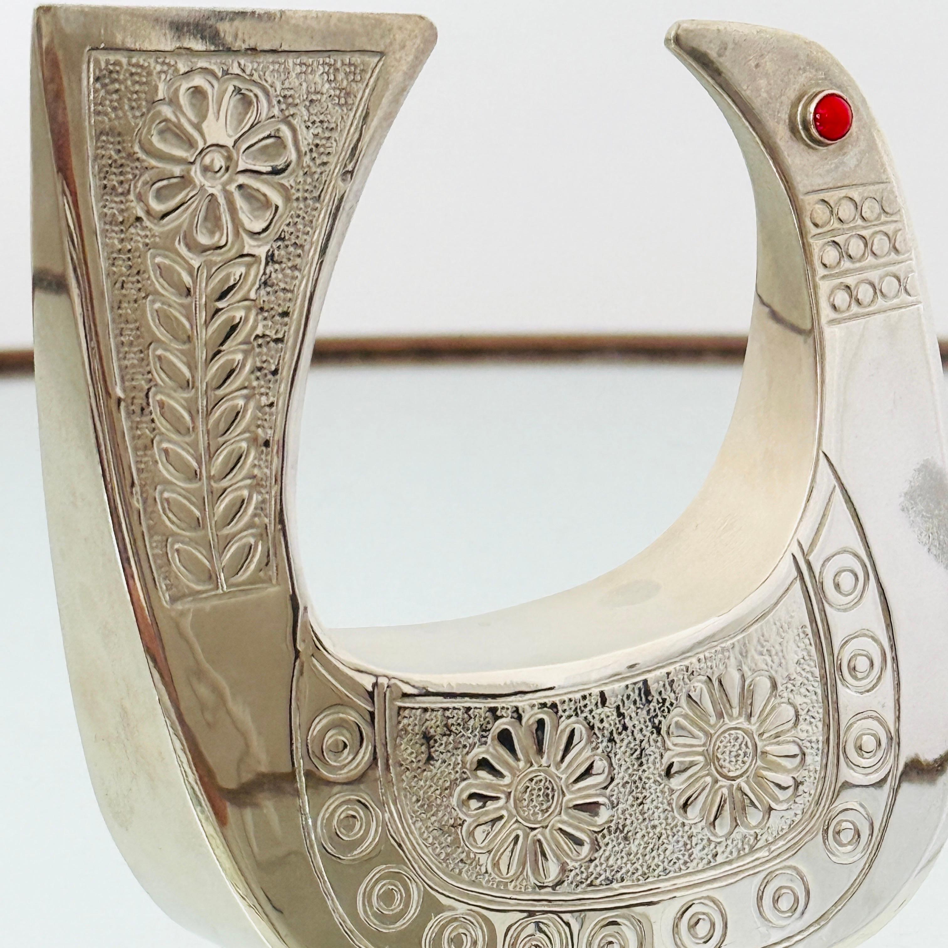 Équatorien Sculpture d'oiseau en argent et corail rouge par Joaquin Taller Tinta, c. 1960. en vente