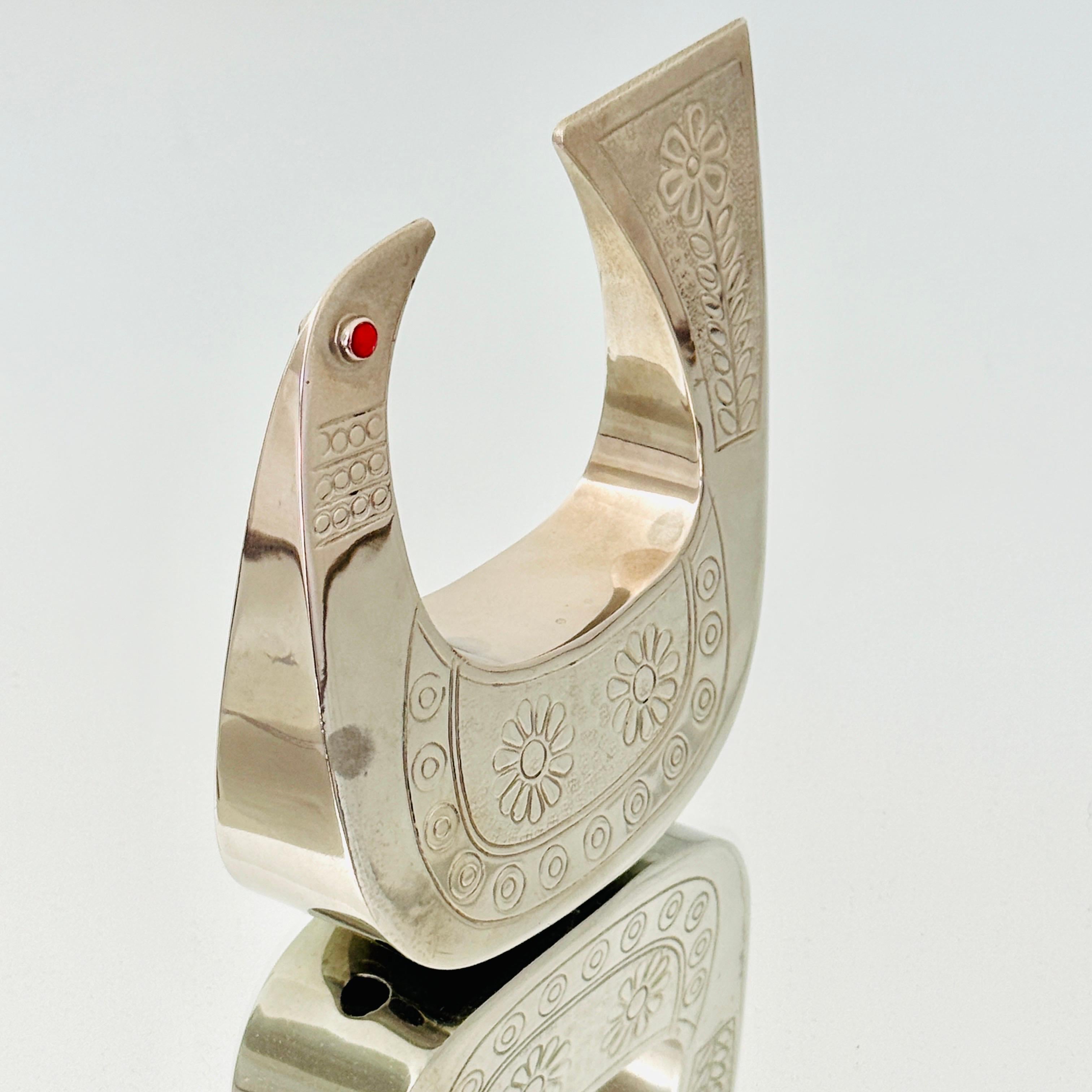Plaqué argent Sculpture d'oiseau en argent et corail rouge par Joaquin Taller Tinta, c. 1960. en vente