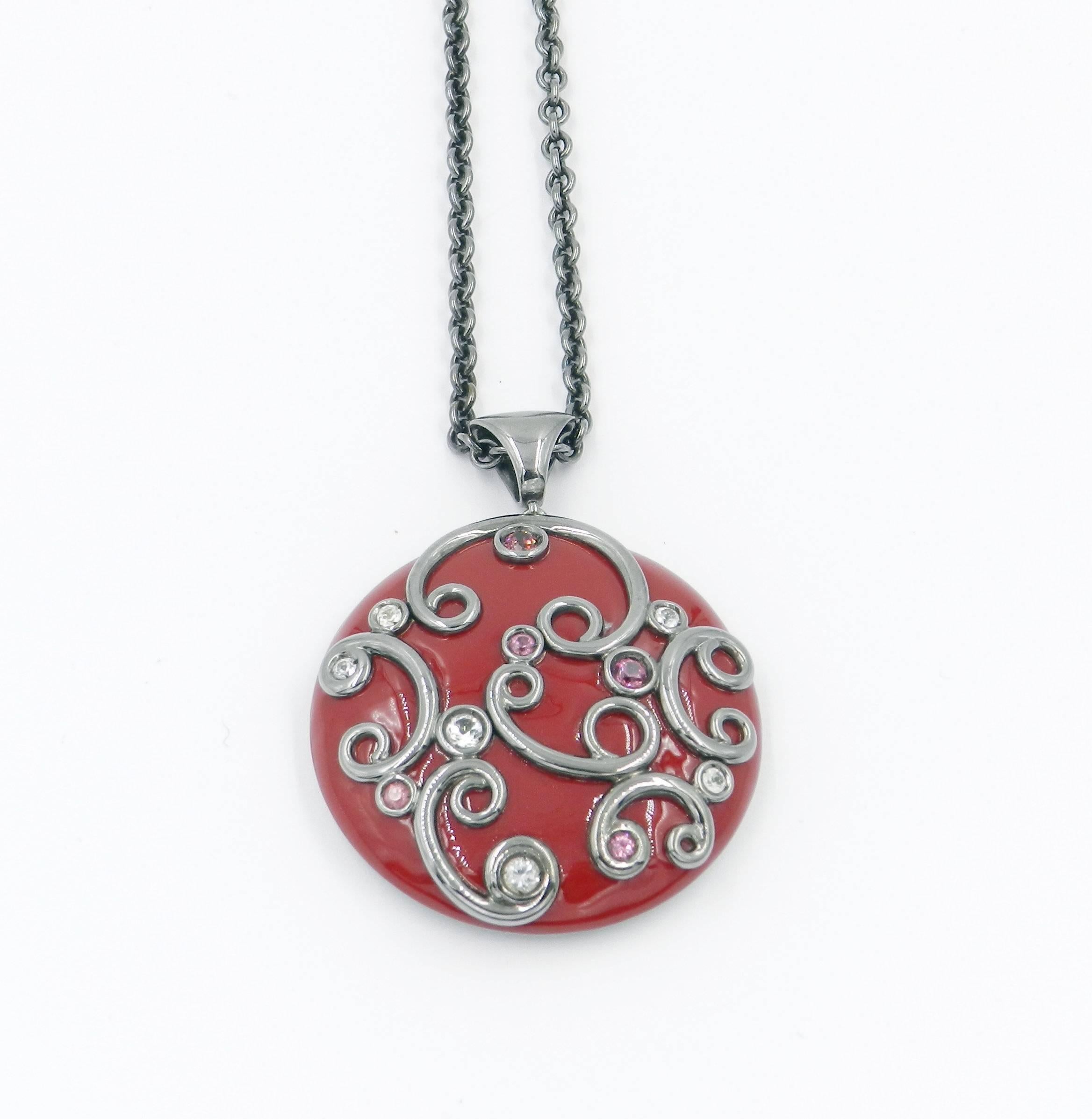 Moderno Ciondolo rotondo in argento con smalto rosso, topazio bianco e granato in vendita