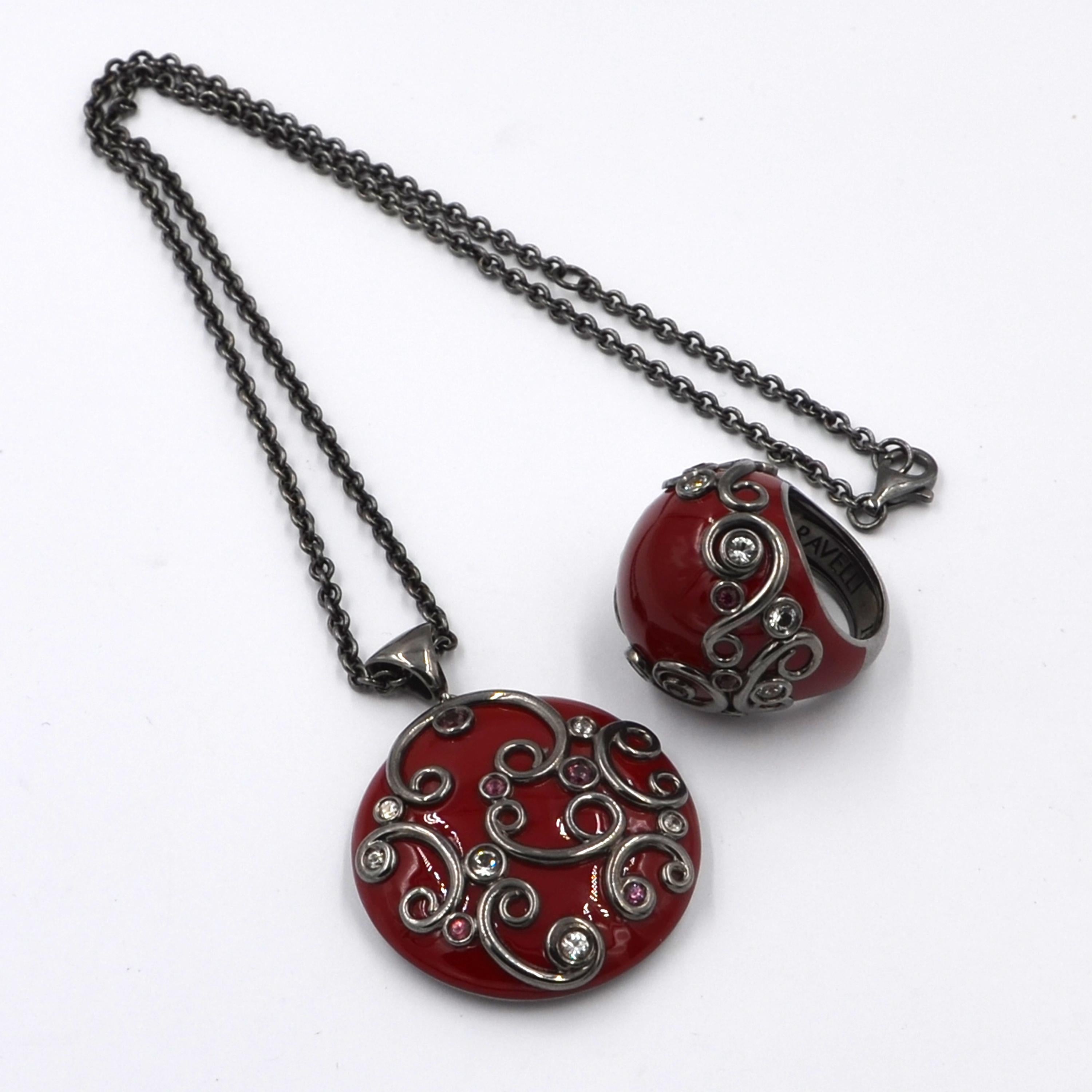 Taglio rotondo Ciondolo rotondo in argento con smalto rosso, topazio bianco e granato in vendita