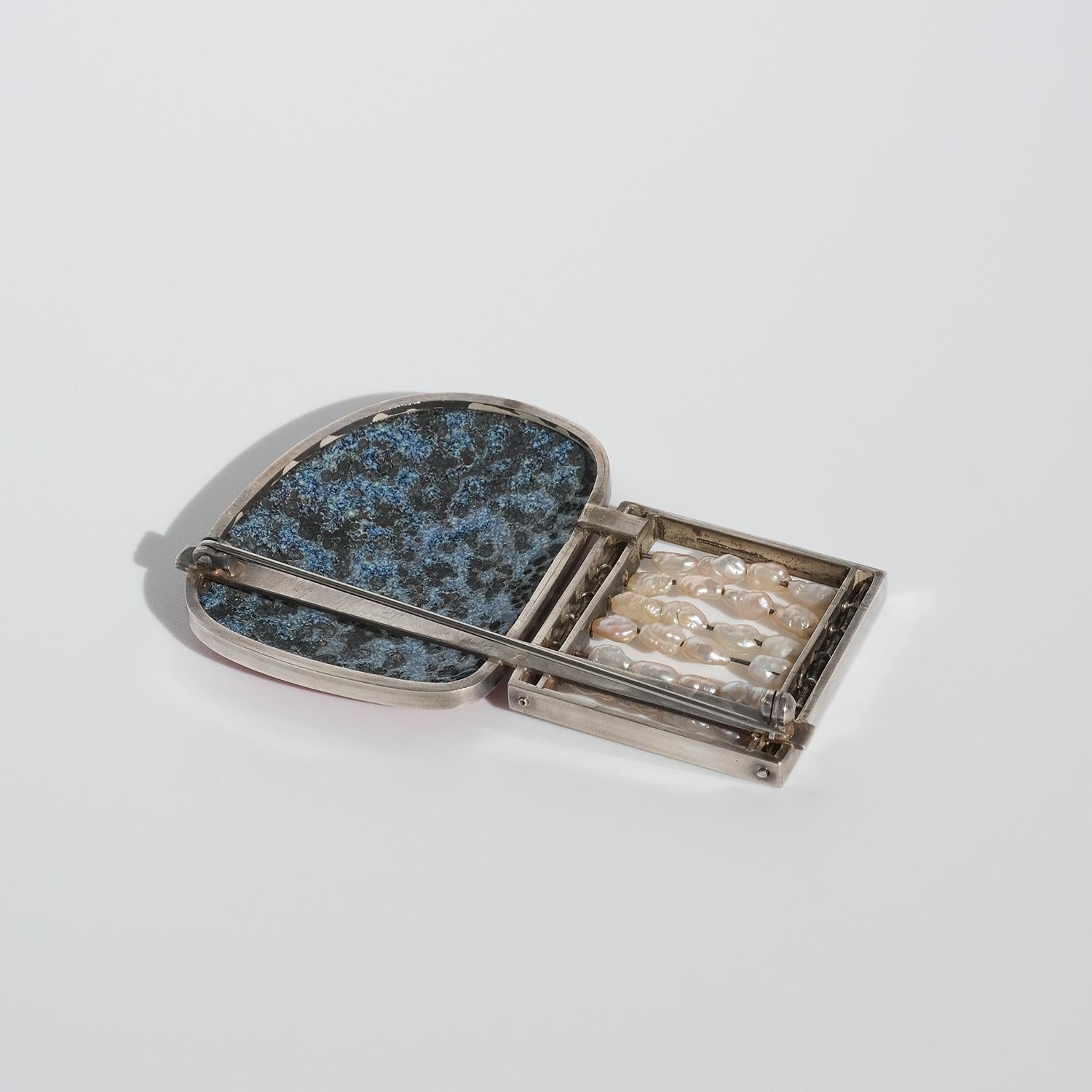 Brosche aus Silber, rotem Stein und Perlen von Thomas Raschke im Angebot 2