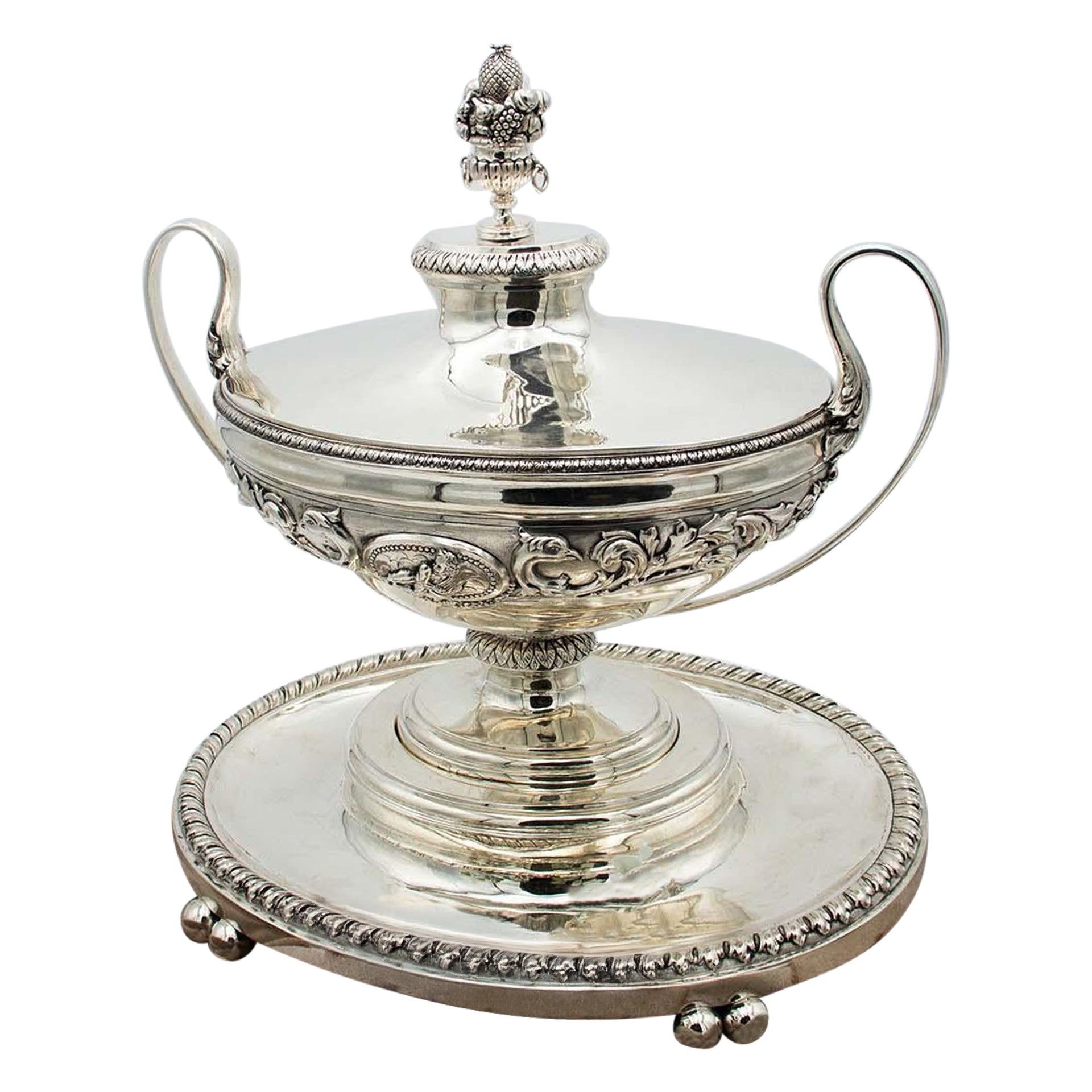 Zuppiera a rilievo in argento con quattro piedini di sostegno in vendita