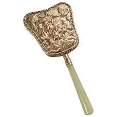 Miroir à main asiatique en argent repoussé avec poignée en jade blanc