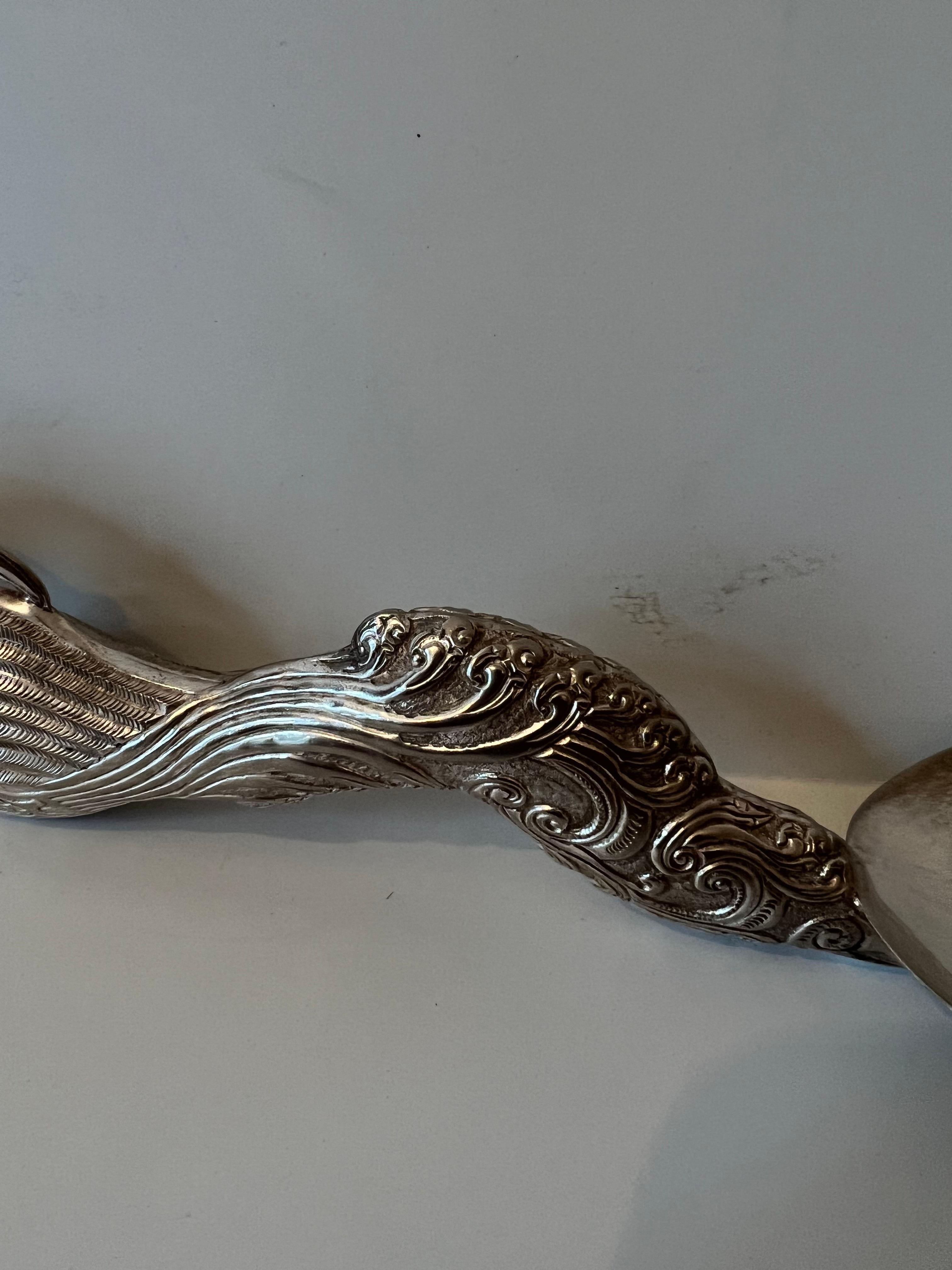 Cuchara de servir de plata repoussé con pavo real en venta 1