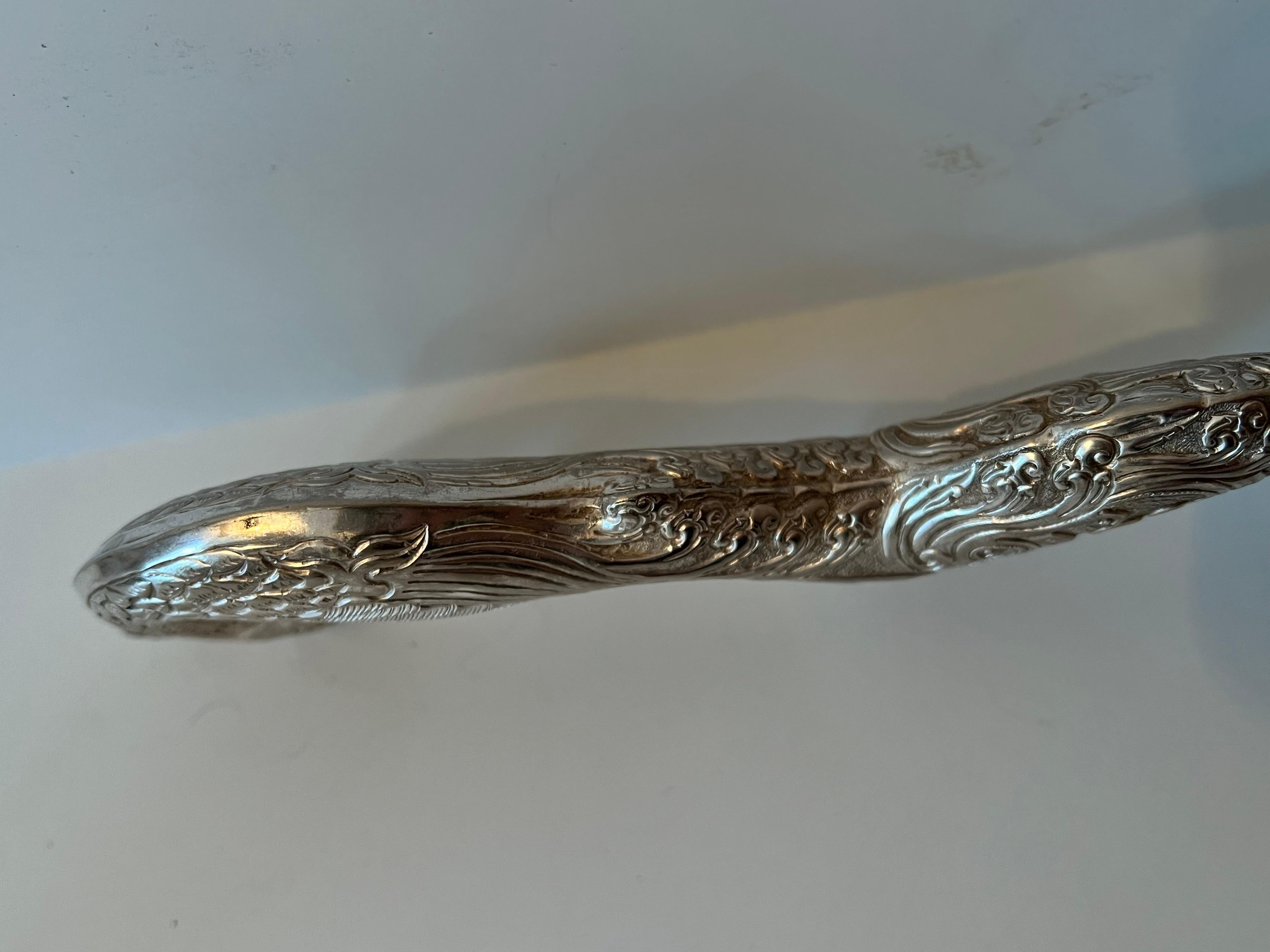 Cuchara de servir de plata repoussé con pavo real en venta 10