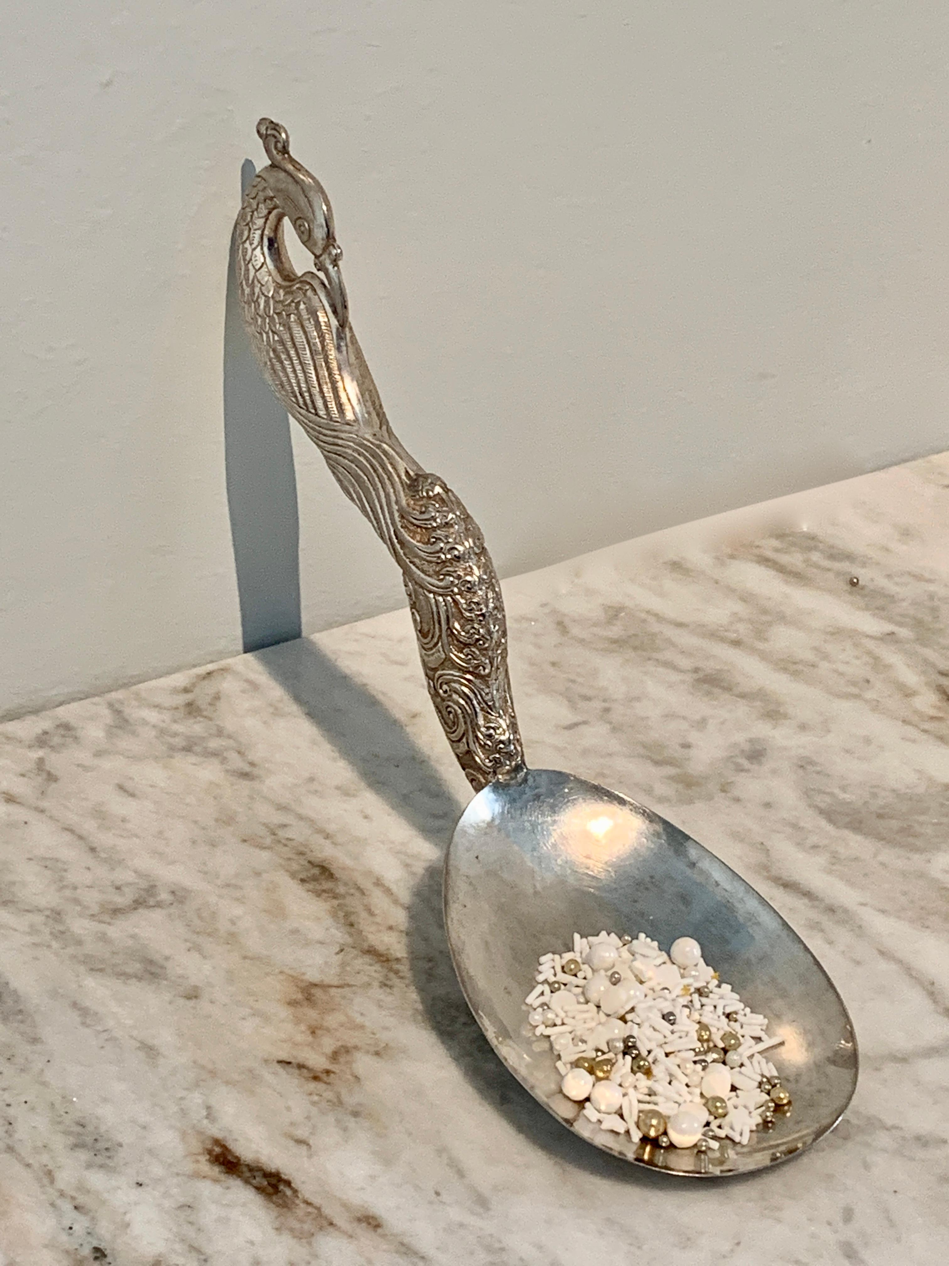 Cuchara de servir de plata repoussé con pavo real siglo XX en venta