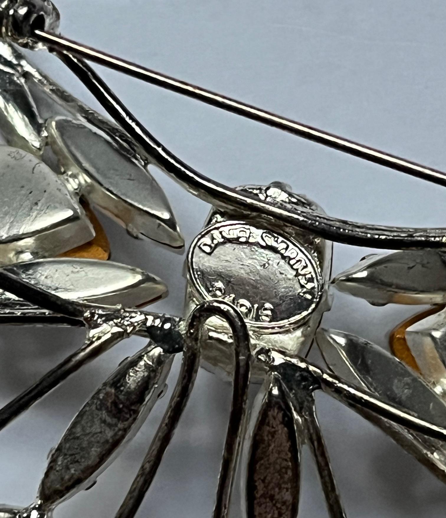 Taille ovale Broche avec nœud en argent et strass de Daniel Swarosvski en vente