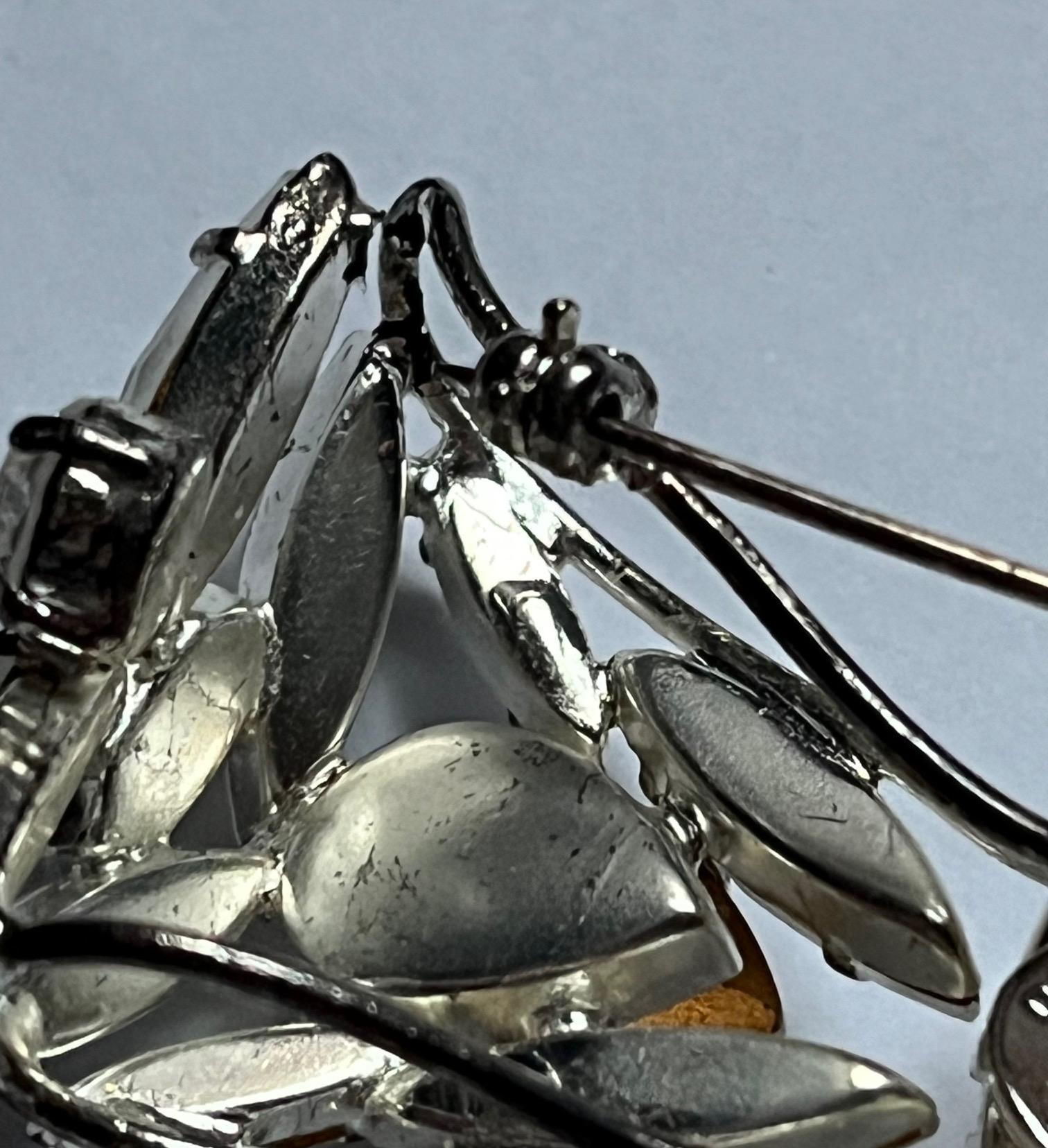 Broche avec nœud en argent et strass de Daniel Swarosvski Excellent état - En vente à PARIS, FR