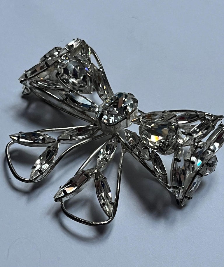 Broche Nœuds En Argent Et Strass - Occasion - Style élégant