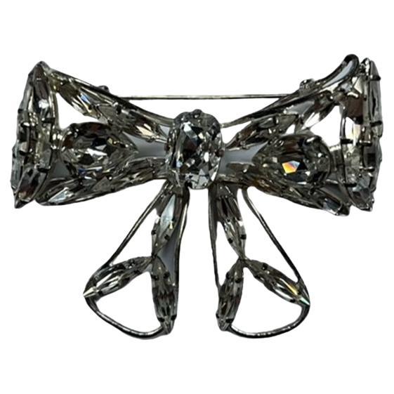 Broche avec nœud en argent et strass de Daniel Swarosvski