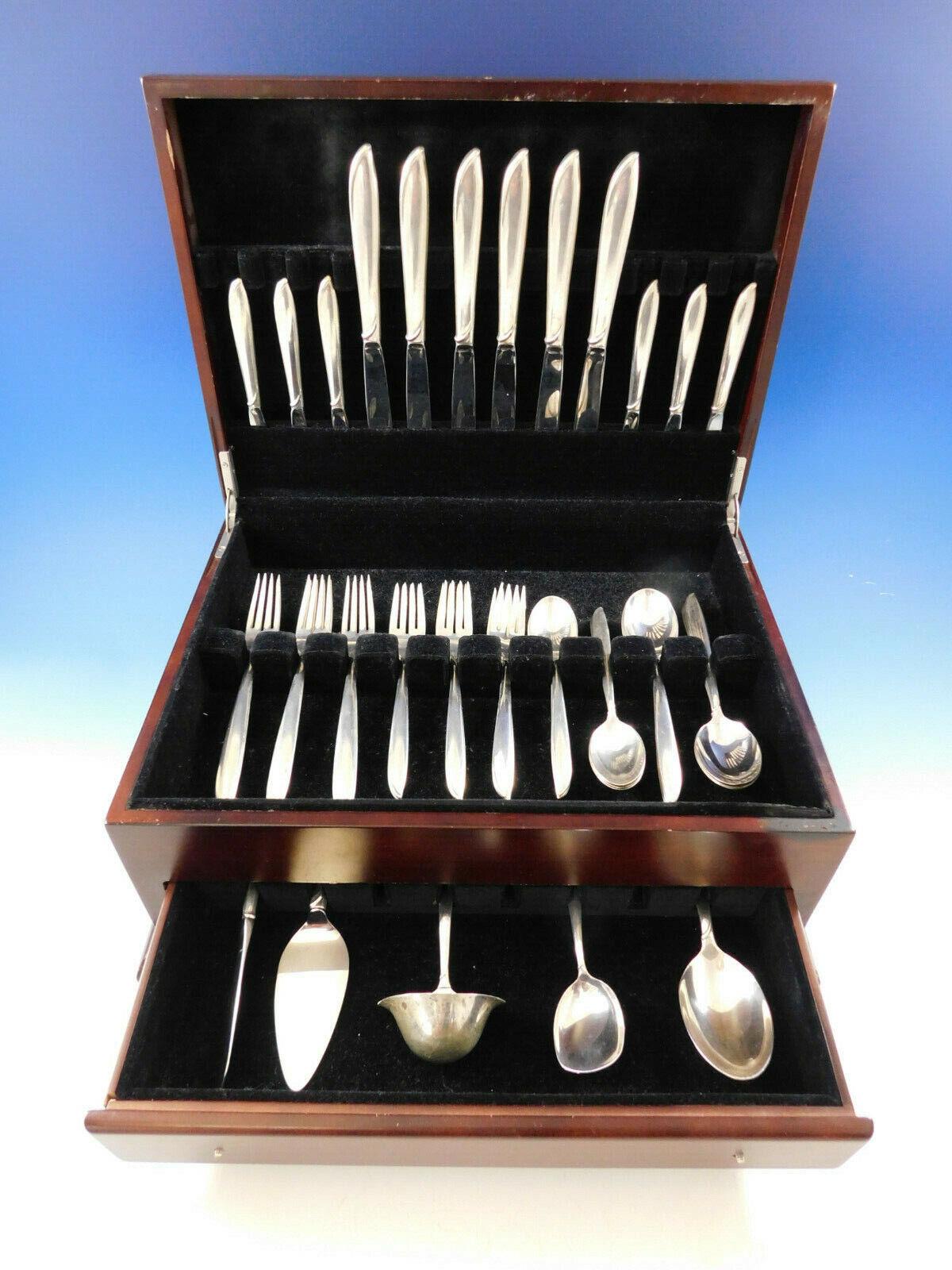 Juego de cubiertos de plata de ley SILVER RHYTHM BY INTERNATIONAL de mediados de siglo moderno - 41 piezas. Este juego incluye:

6 CUCHILLOS, 9 1/4
6 TENEDORES, 7 1/4
6 TENEDORES DE ENSALADA, 6 1/2
6 CUCHARADITAS, 6
6 CUCHARAS SOPERAS DE 6 3/4
6