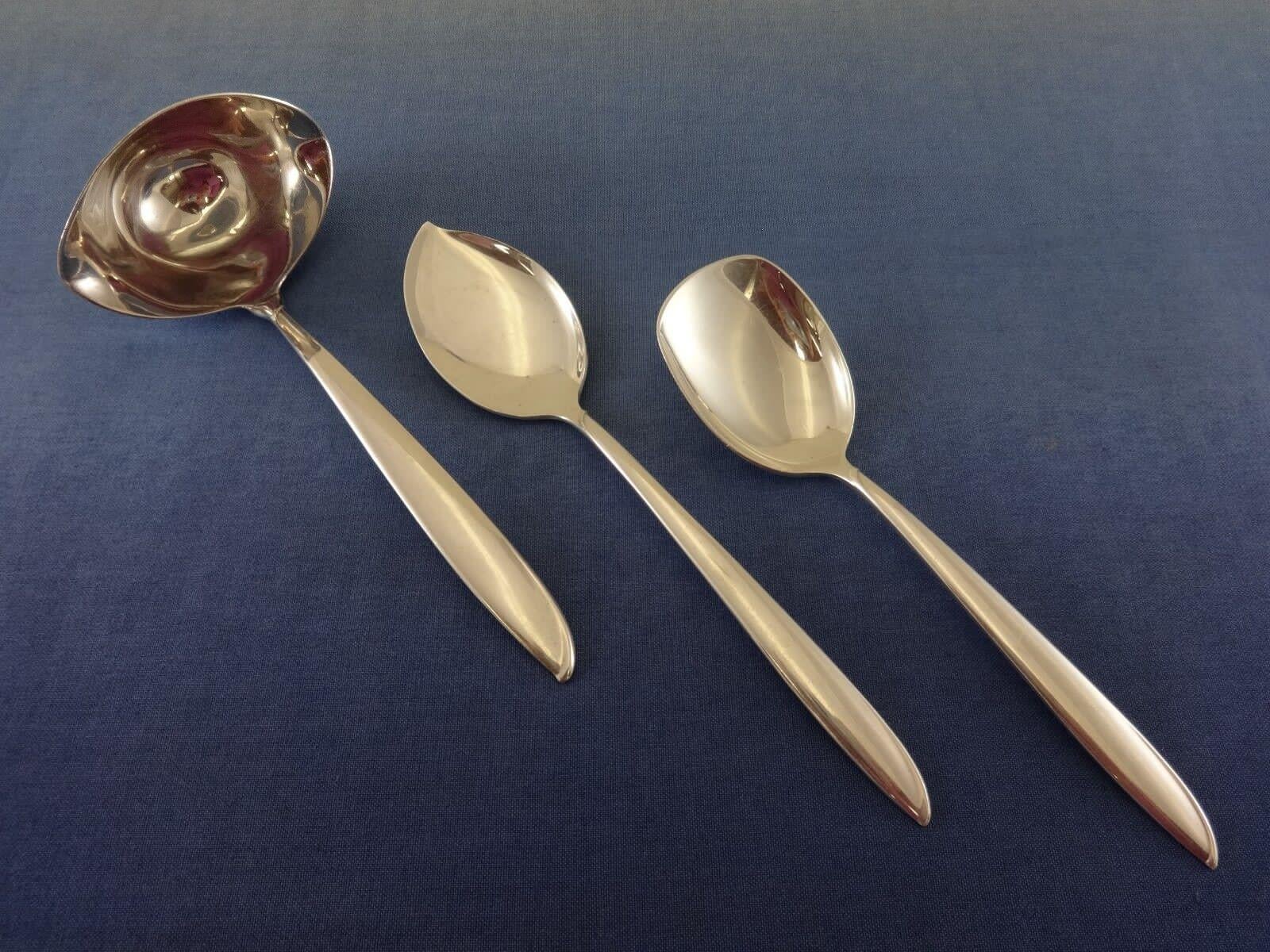 Bellissimo set di posate in argento sterling SILVER RHYTHM BY INTERNATIONAL - 42 pezzi. Questo set comprende:


8 COLTELLI, 9 1/4
