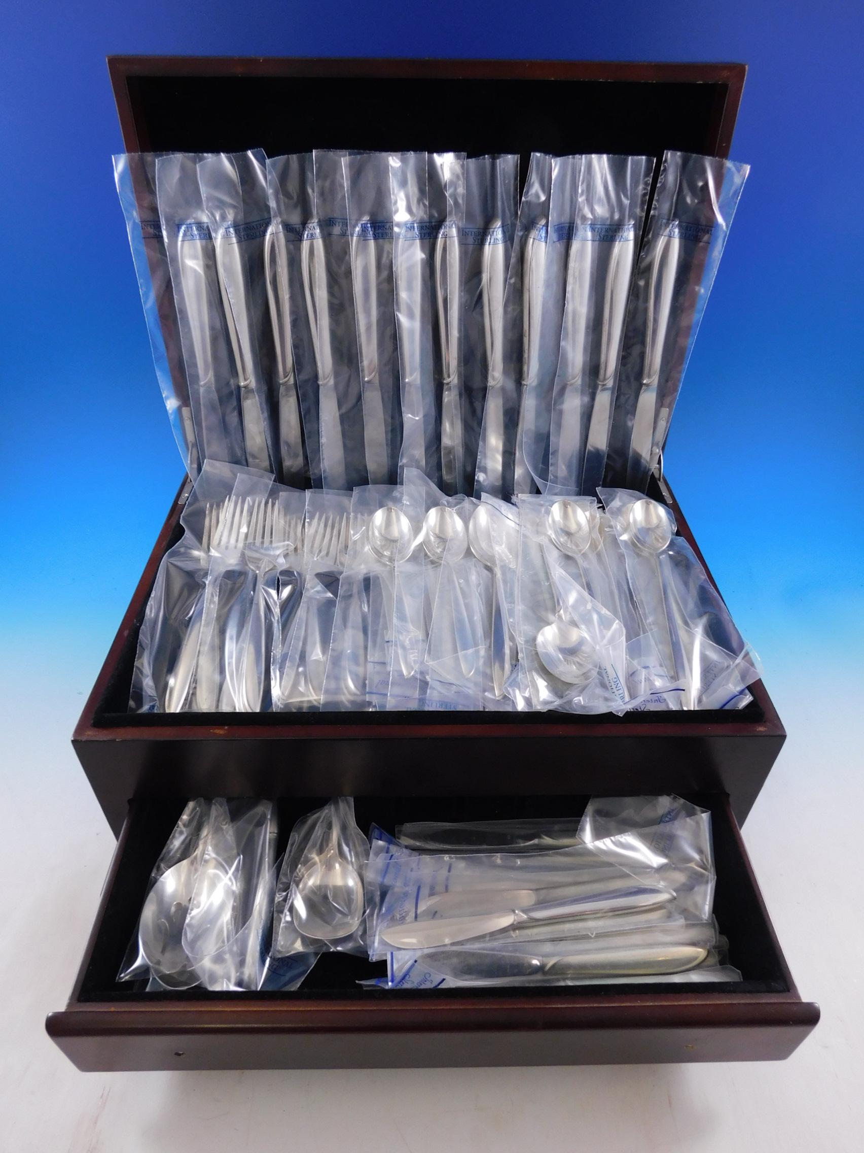 Questo modello è stato lanciato nel 1953 ed è caratterizzato da un manico asimmetrico e disadorno e da un design moderno di metà secolo.
Set di posate in argento non usato di International Sterling, 89 pezzi. Questo set comprende:


12 coltelli, 9