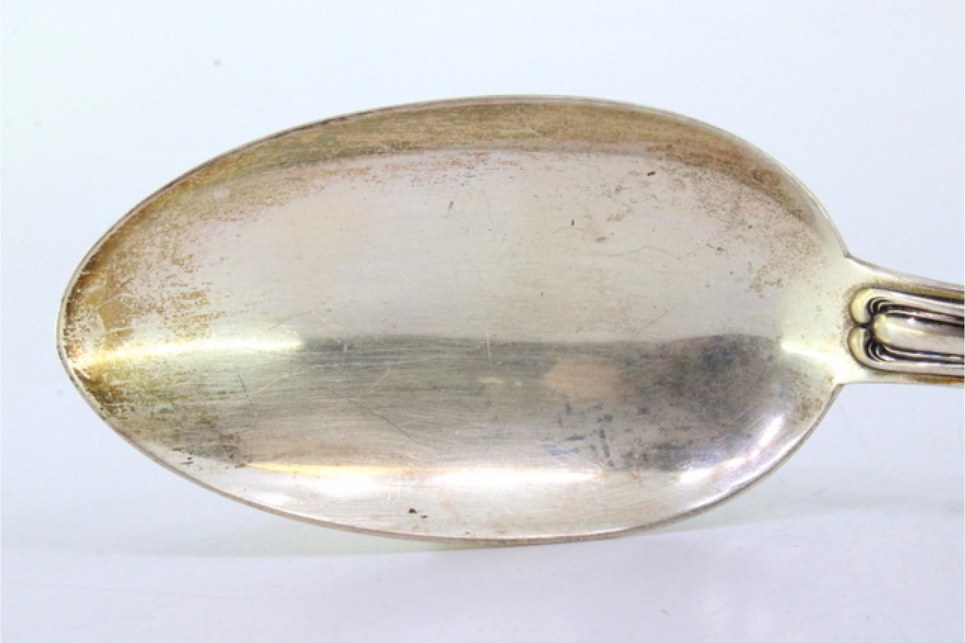 Silver rice and serving spoon with a long, scalloped handle en Bueno estado para la venta en Porto, PT