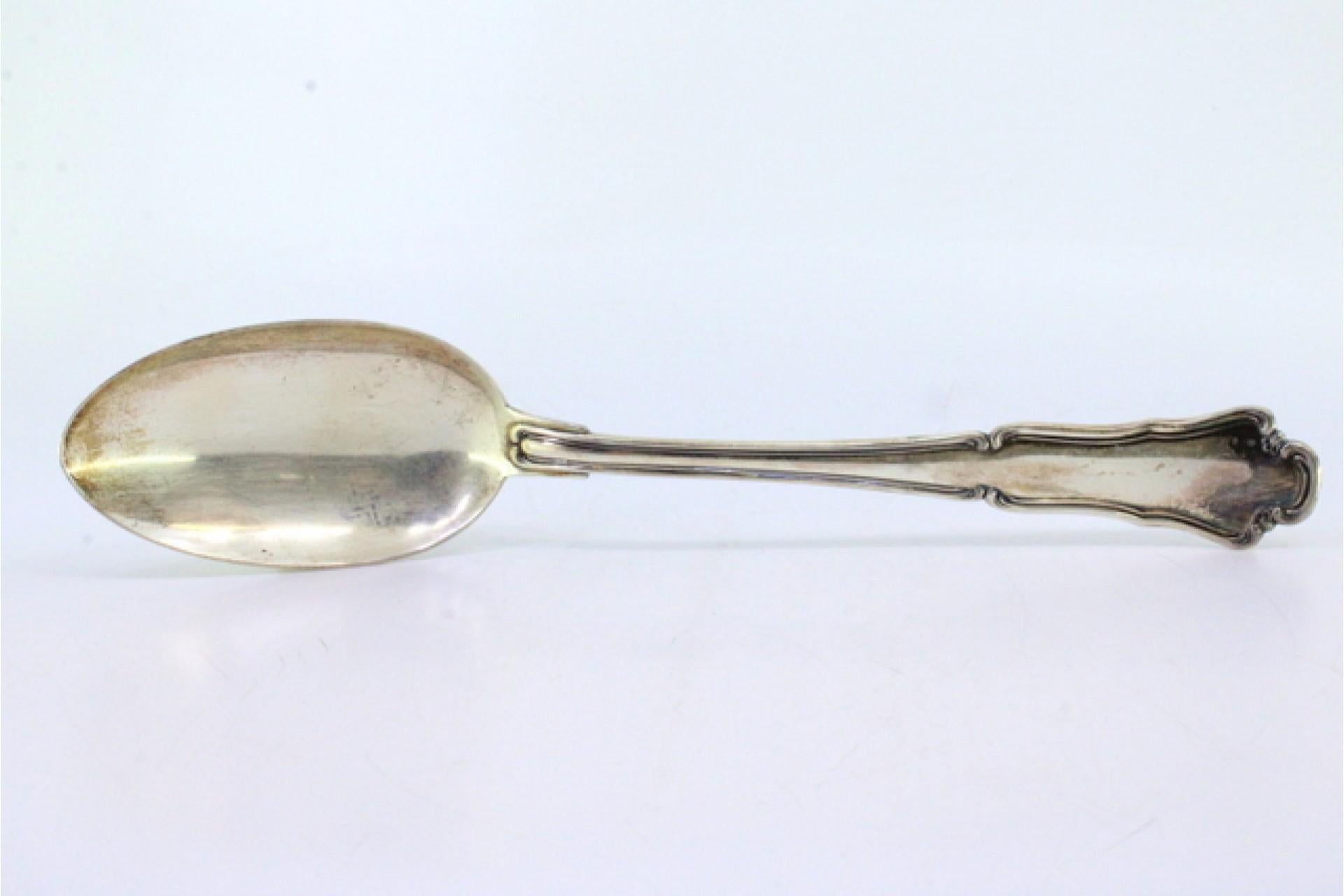 Silver rice and serving spoon with a long, scalloped handle en venta 3