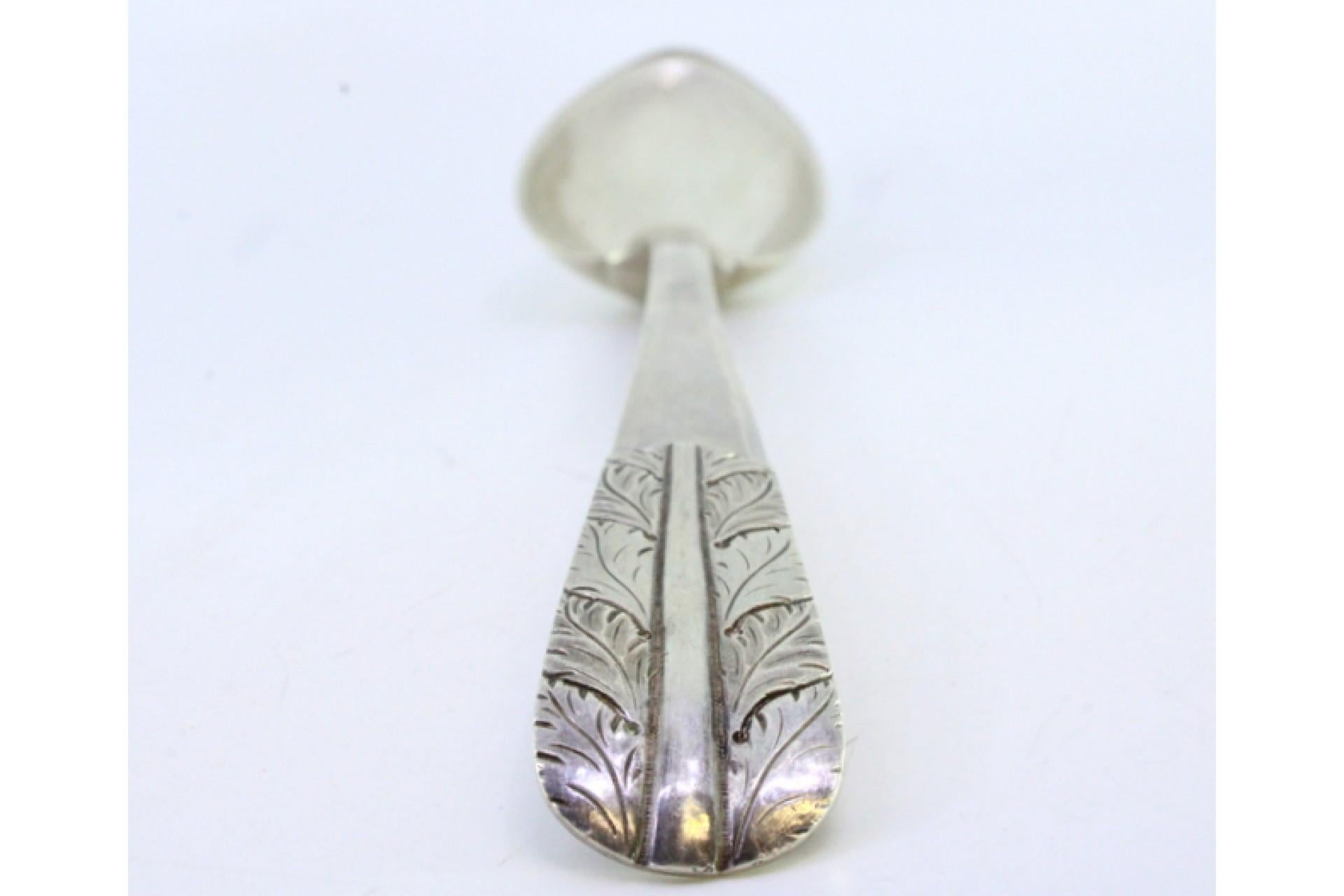 Descripción: Cuchara de servir y arrocera de plata con hojas de acanto grabadas en el mango. Metal: Silver. Origen: Portugués. Marca: Guimarães Coroa. Peso: 121,73 gramos. Dimensiones: 30 cm x 5,3 cm. Contenido: 833/1000. Marca de ensaye: Sí, desde