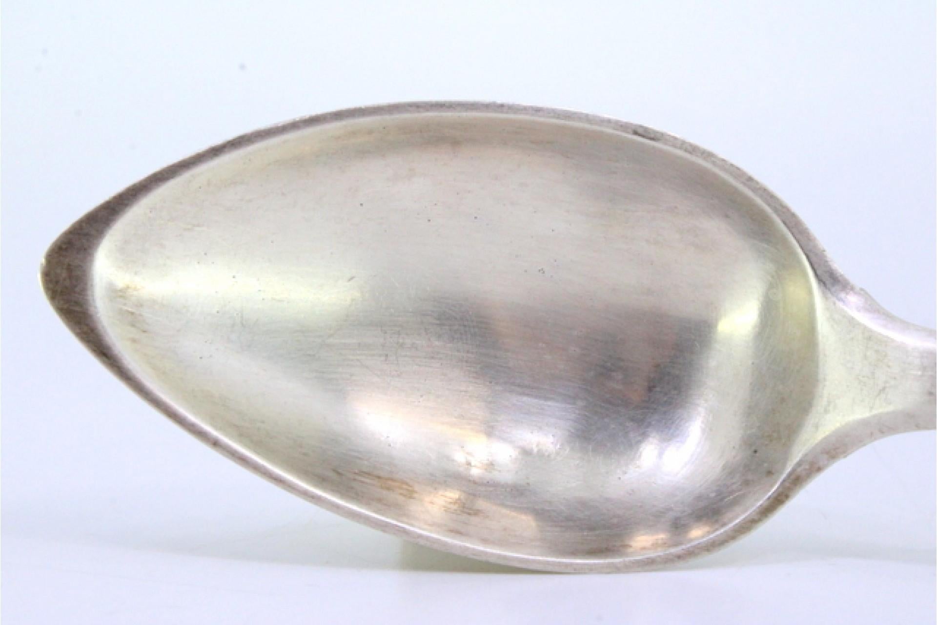 Silver rice and serving spoon with acanthus leaves embossed on the handle Europeo en venta