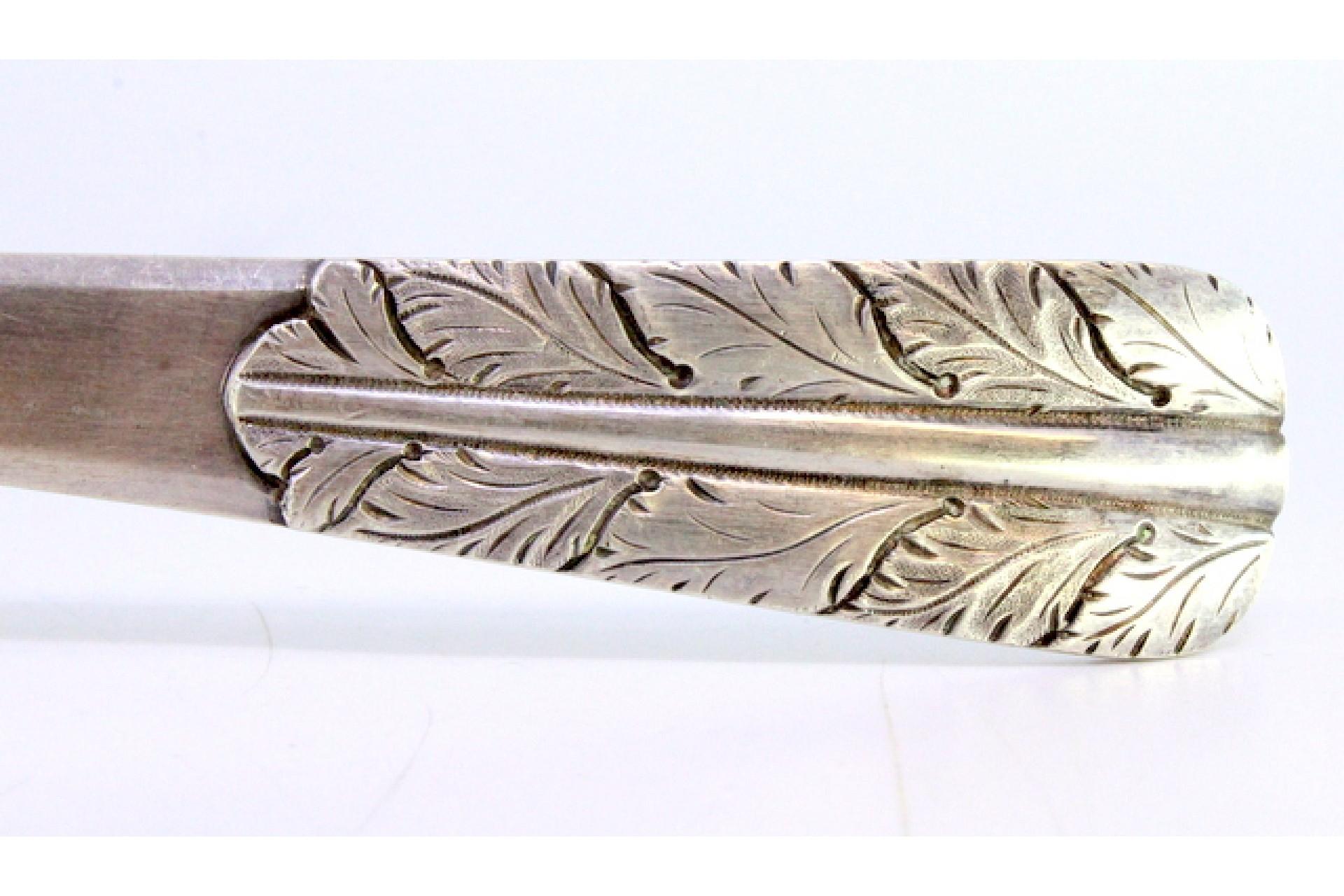Silver rice and serving spoon with acanthus leaves embossed on the handle en Bueno estado para la venta en Porto, PT