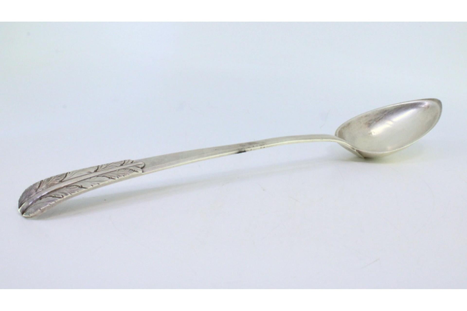 Silver rice and serving spoon with acanthus leaves embossed on the handle en venta 1