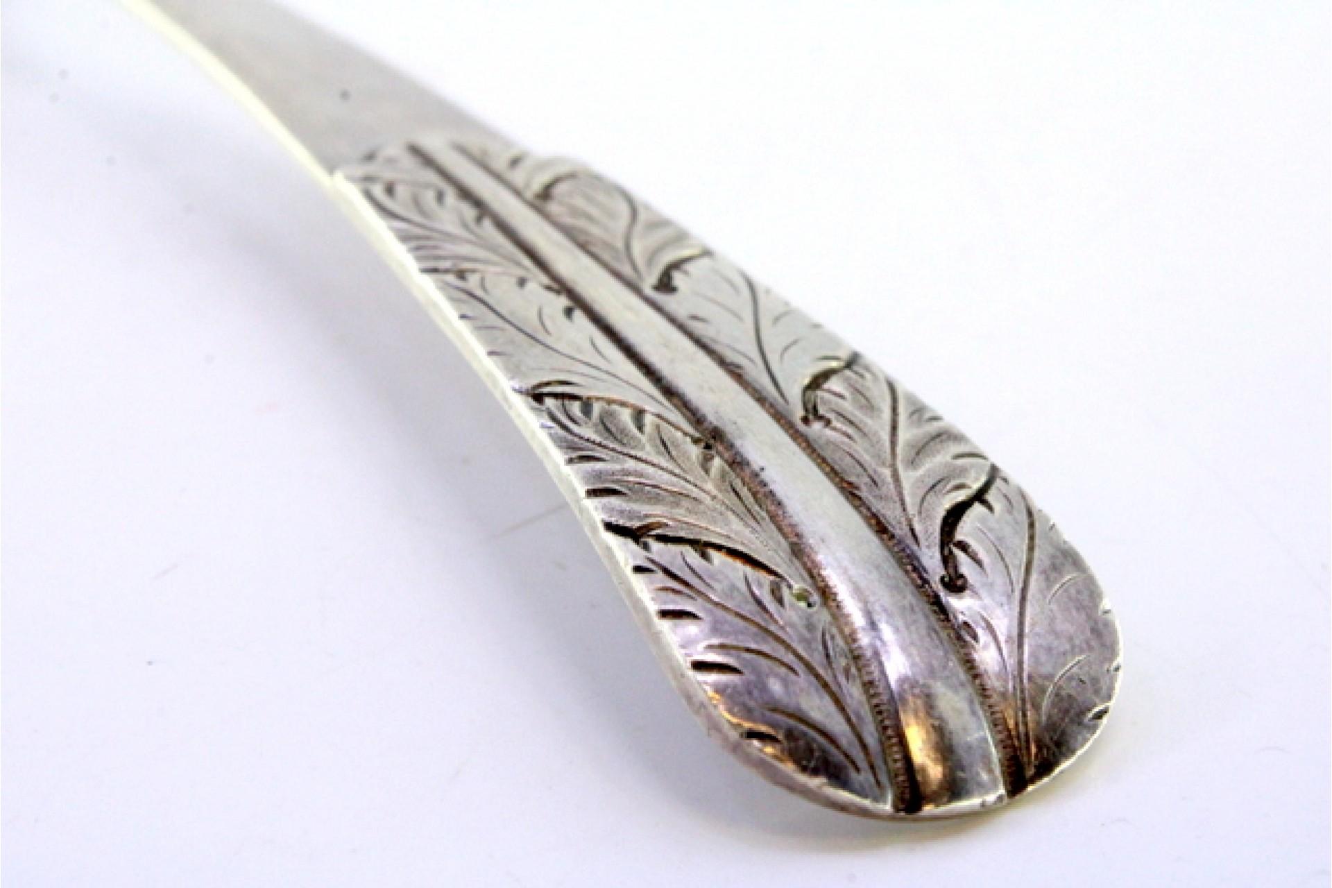 Silver rice and serving spoon with acanthus leaves embossed on the handle en venta 2