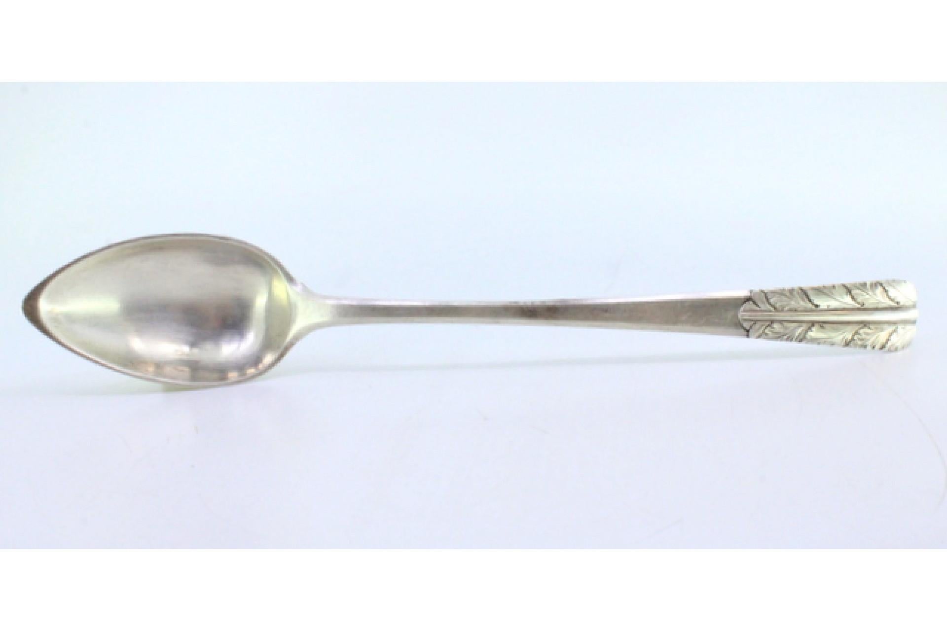 Silver rice and serving spoon with acanthus leaves embossed on the handle en venta 3