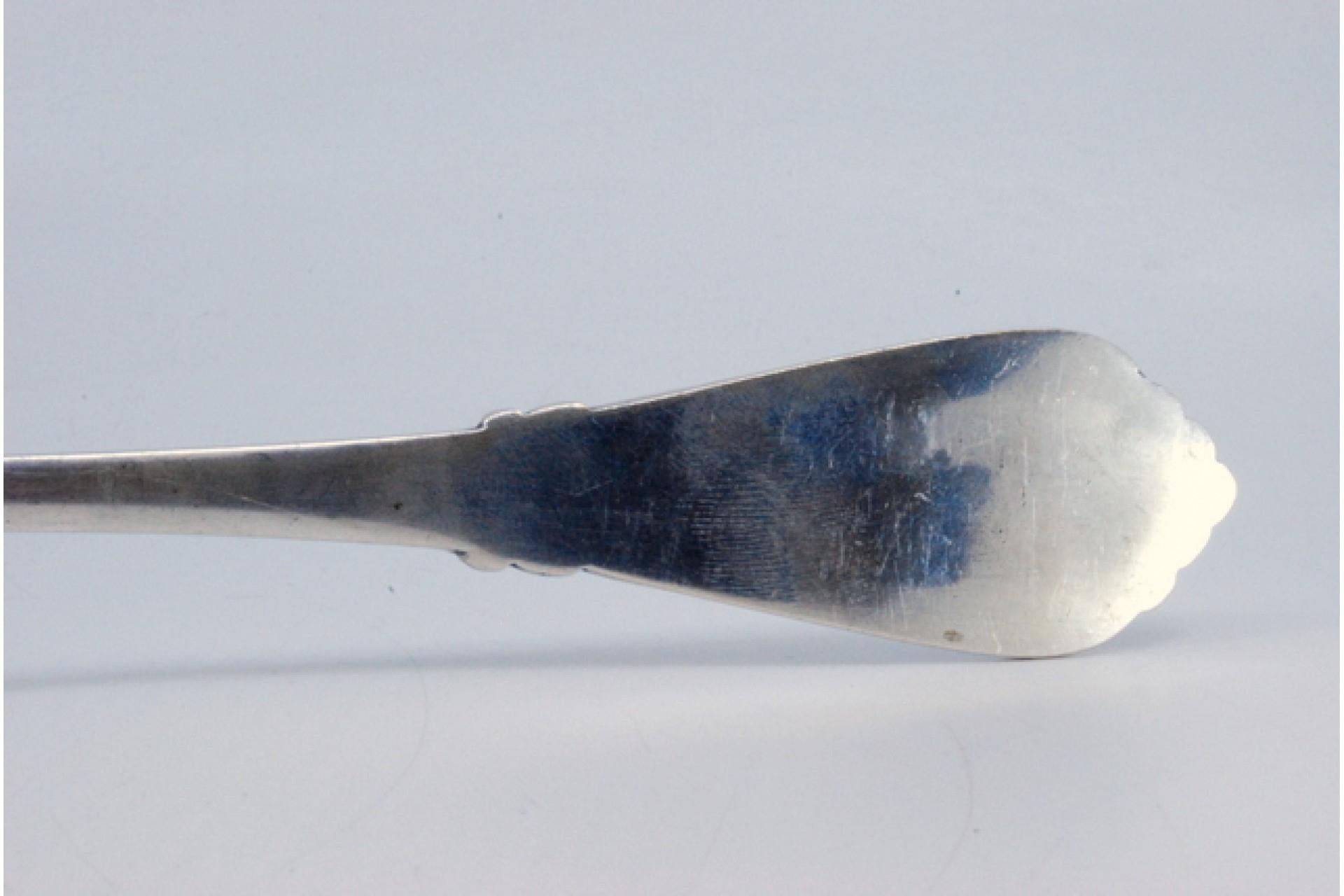 Descripción: Cuchara arrocera y de servir de plata con mango ondulado y repujado y placa con monograma. Metal: Silver. Origen: Portugués. Marca: Cabeça de escravo. Peso: 175,05 gramos. Dimensiones: 27,5x5,2 cm. Contenido: 833/1000. Marca de ensayo: