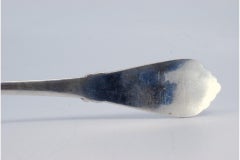 Cucchiaio da riso e da portata in argento con manico arricciato e in rilievo e scheda con monogramma