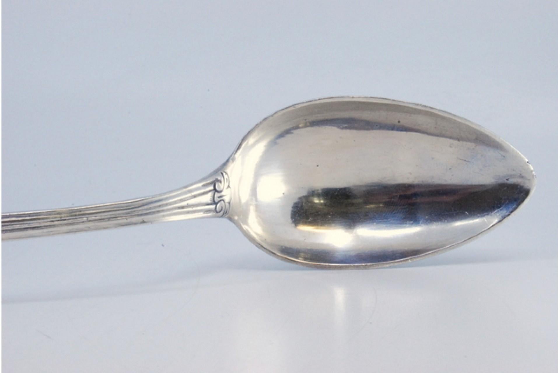 Silver rice and serving spoon with crimped, embossed handle and monogram card Europeo en venta