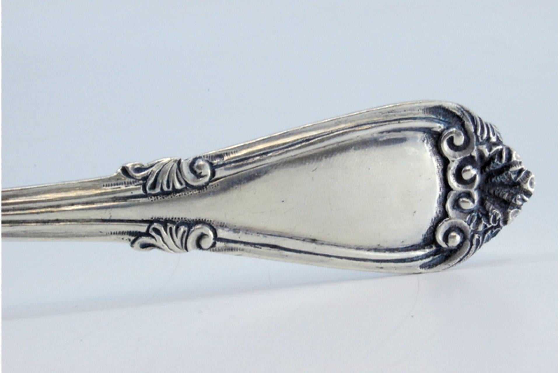 Silver rice and serving spoon with crimped, embossed handle and monogram card en Bueno estado para la venta en Porto, PT