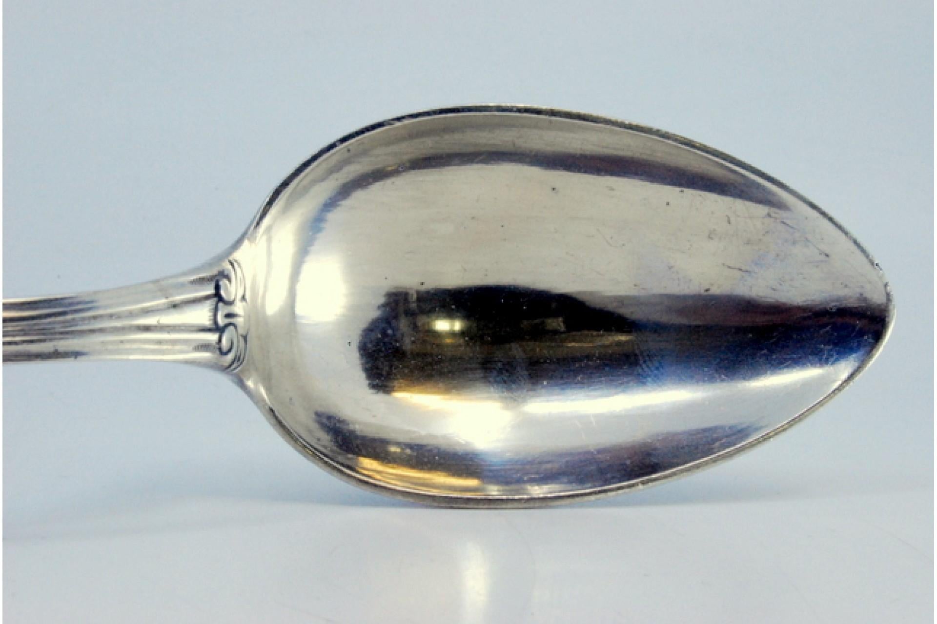 Silver rice and serving spoon with crimped, embossed handle and monogram card siglo XX en venta