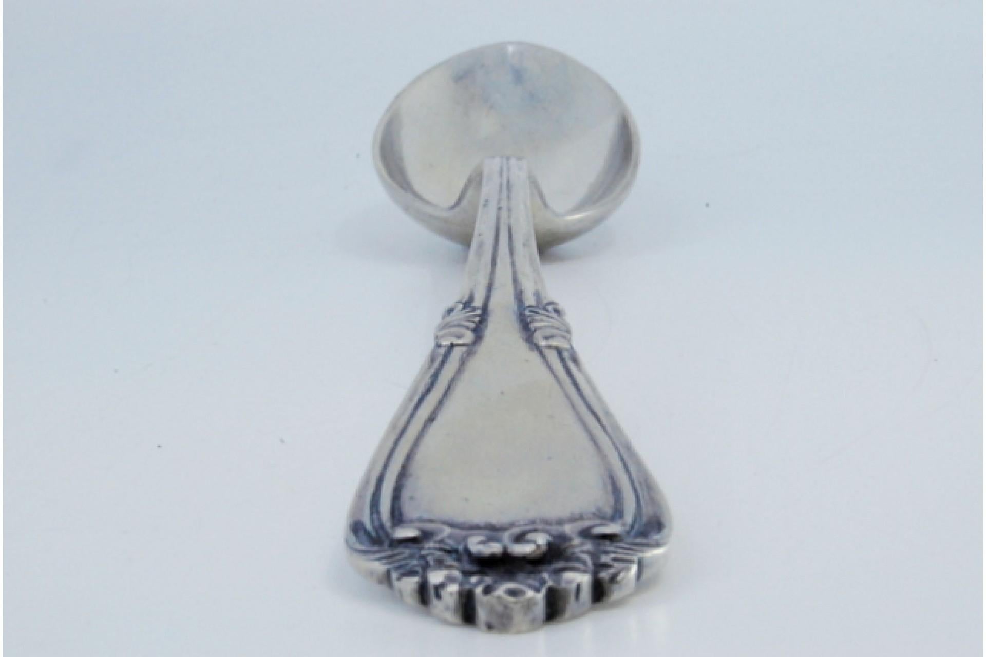 Silver rice and serving spoon with crimped, embossed handle and monogram card en venta 1