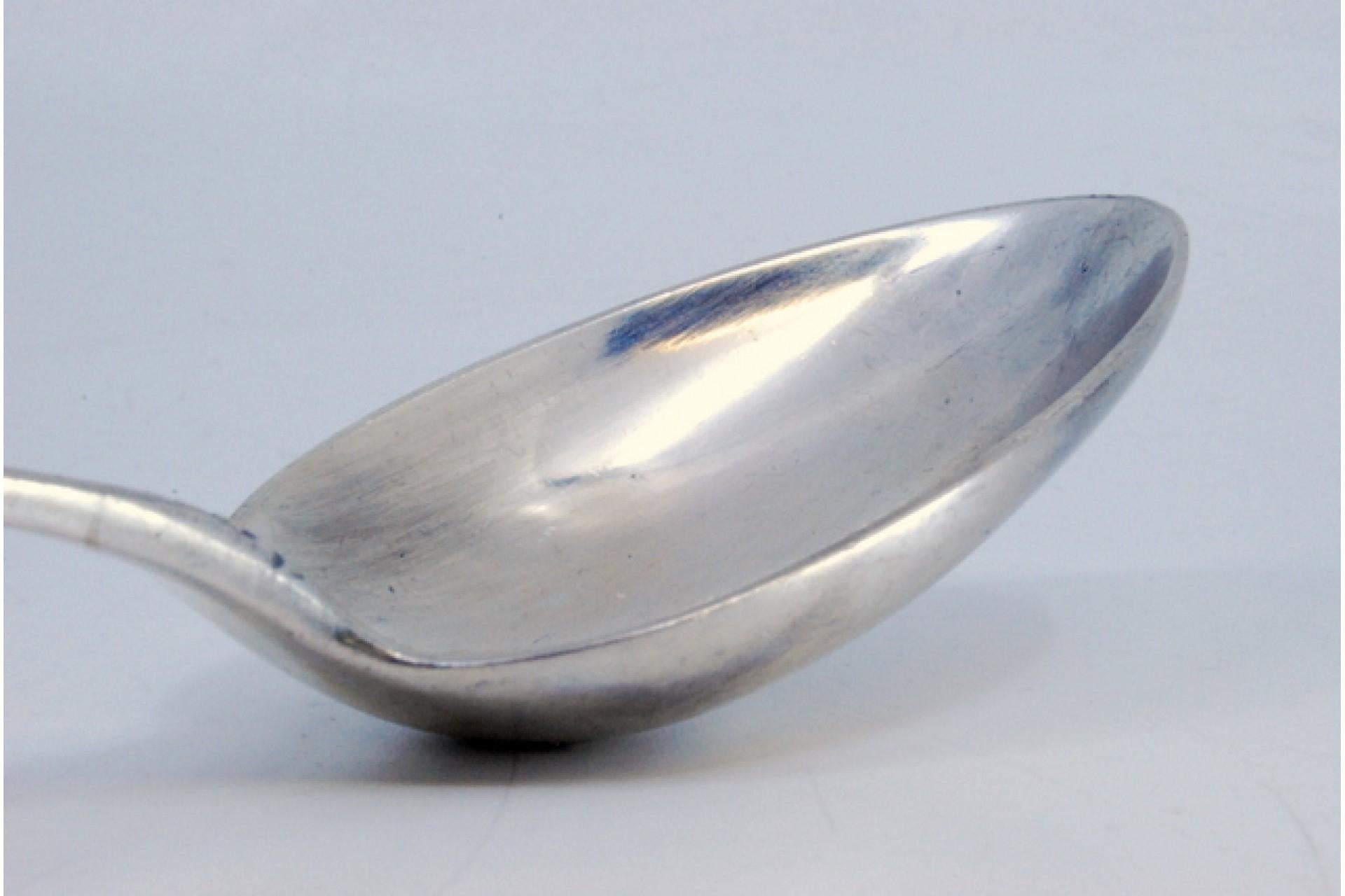 Silver rice and serving spoon with crimped, embossed handle and monogram card en venta 2