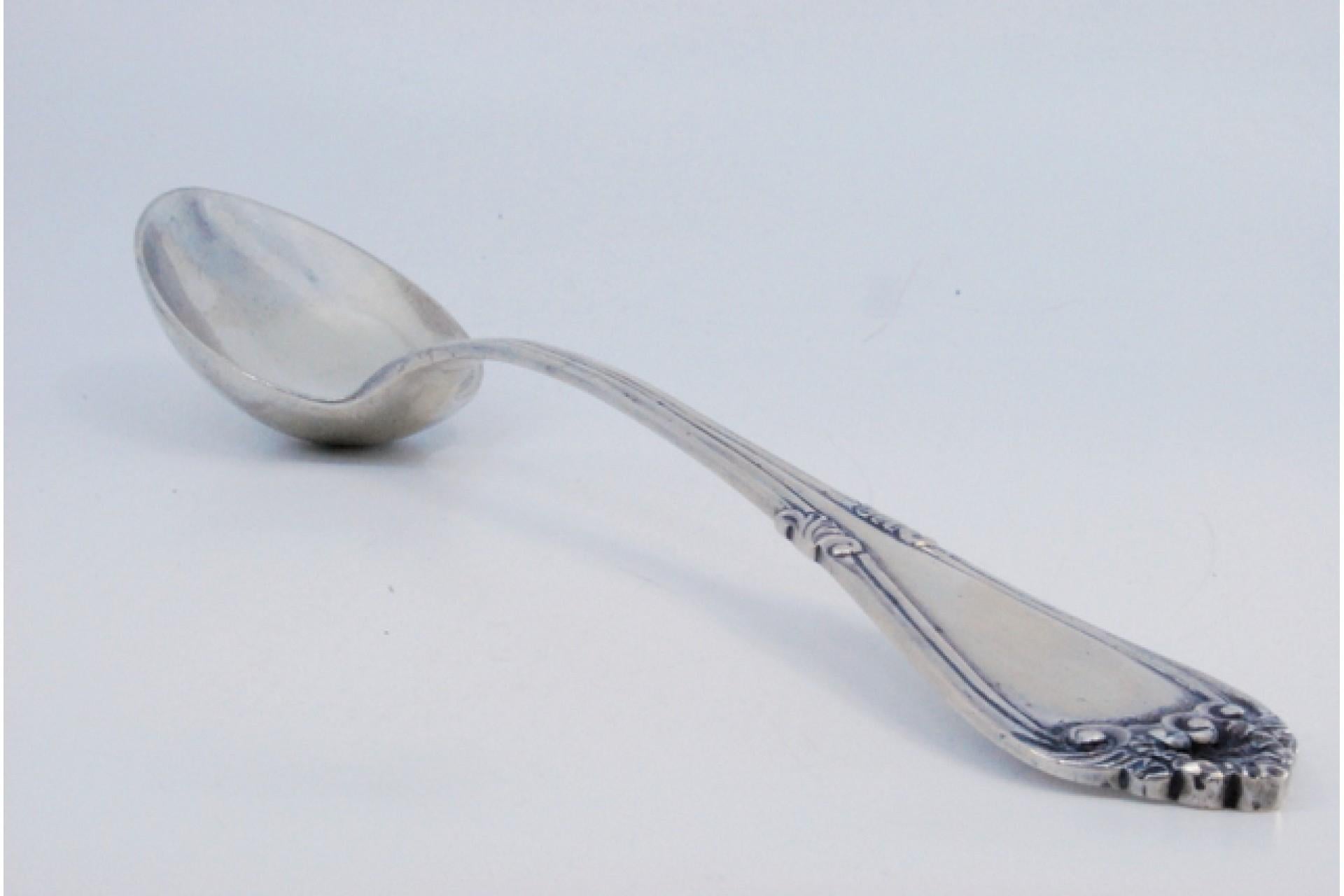 Silver rice and serving spoon with crimped, embossed handle and monogram card en venta 3
