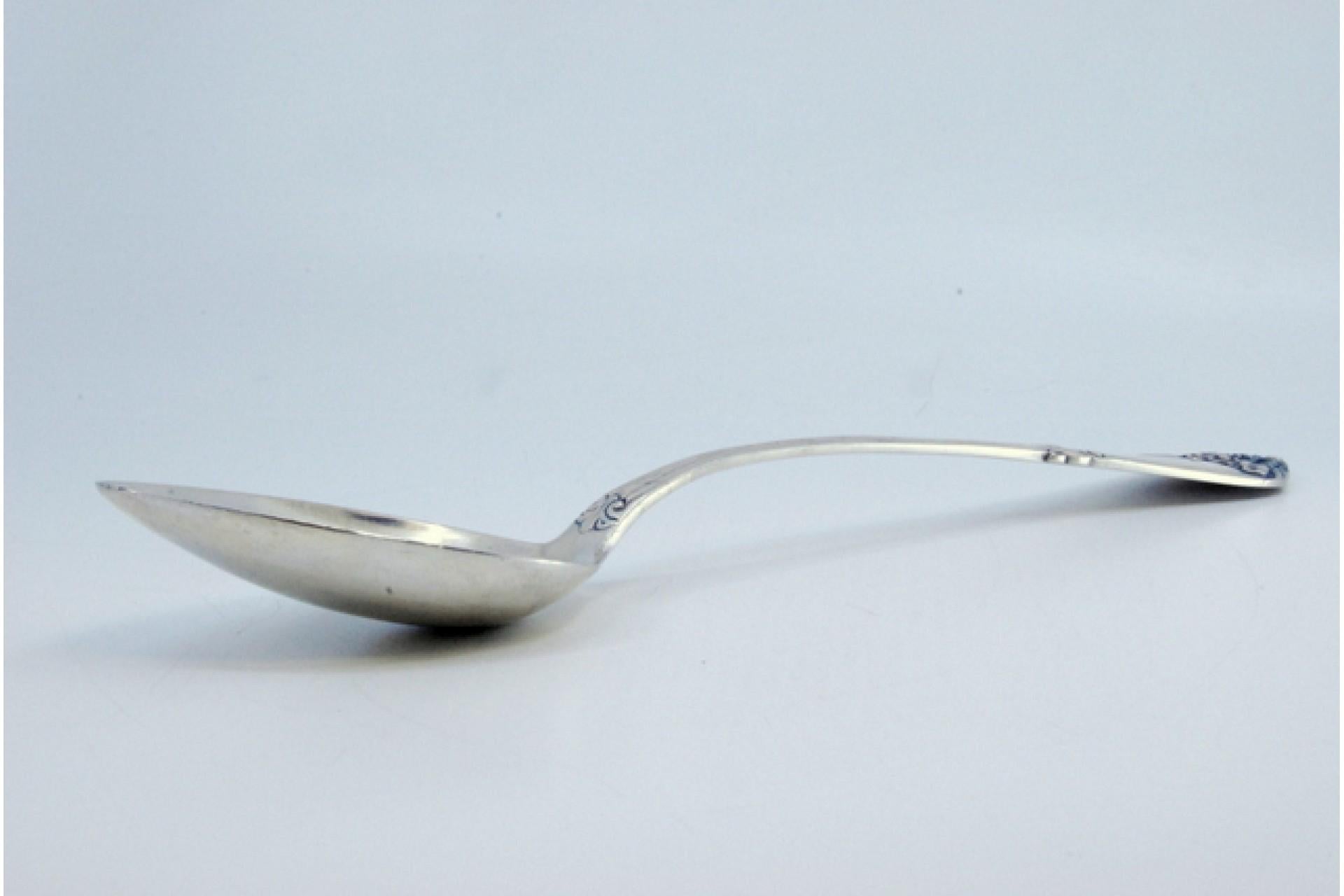 Silver rice and serving spoon with crimped, embossed handle and monogram card en venta 4