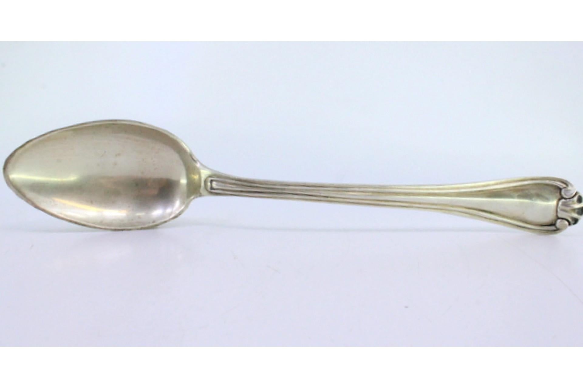 Descripción: Cuchara de servir y arrocera de plata con estrías en relieve a lo largo del mango. Metal: Silver. Origen: Portugués. Marca: Cabeça de escravo. Peso: 151,96 gramos. Dimensiones: 27 cm x 5,3 cm. Contenido: 833/1000. Marca de ensayo: Sí,