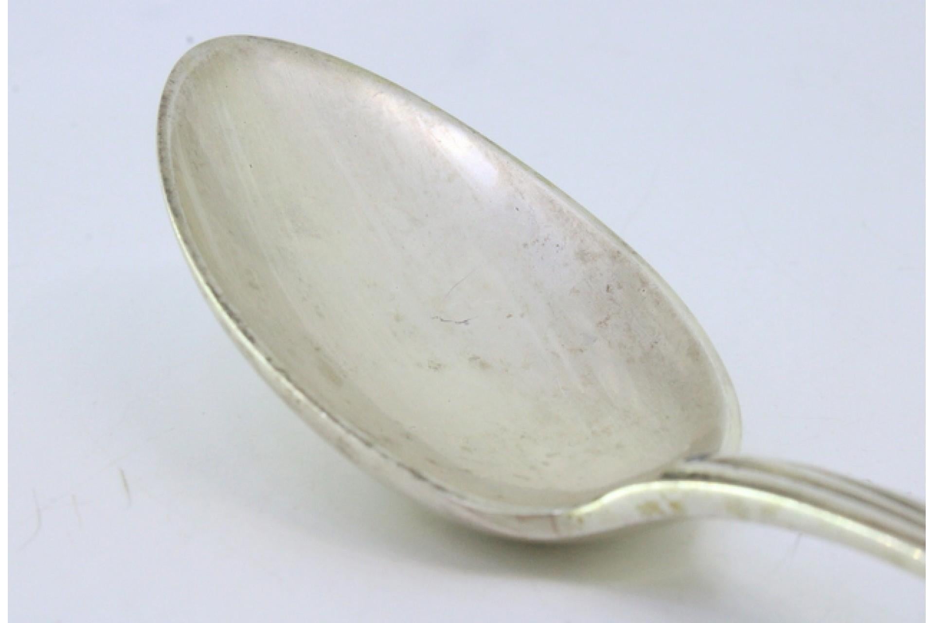Silver rice and serving spoon with embossed trim along the handle Europeo en venta
