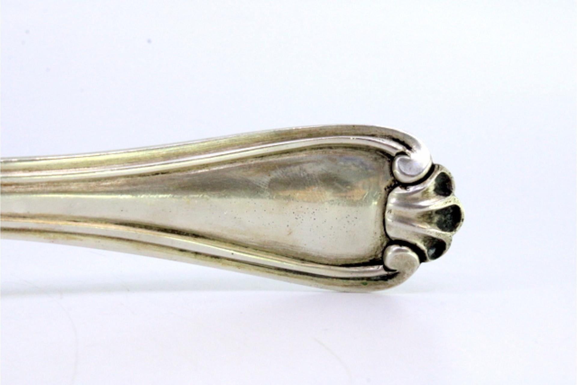 Silver rice and serving spoon with embossed trim along the handle siglo XX en venta