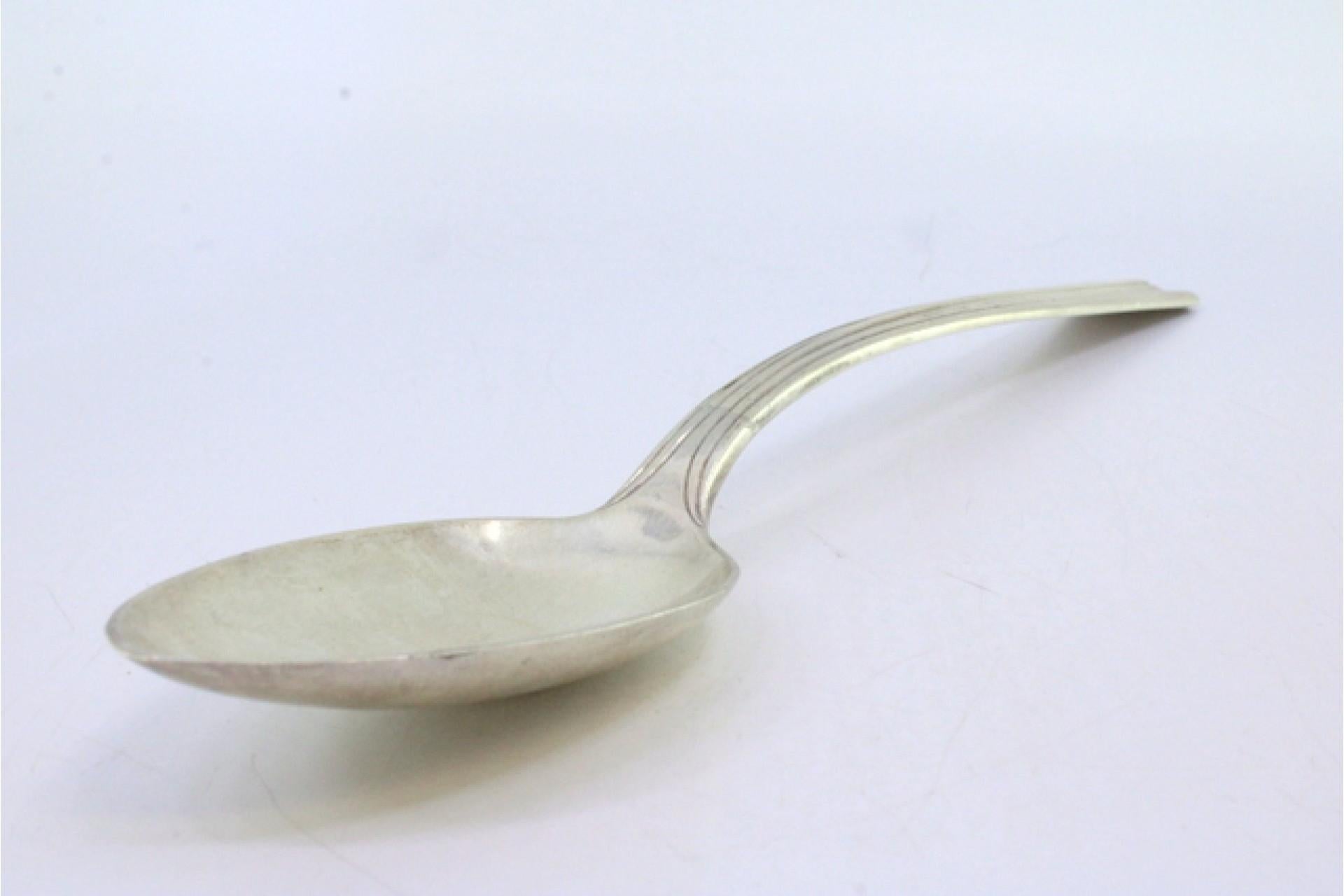 Descripción: Cuchara de servir y arrocera de plata con mango estriado. Metal: Silver. Origen: Portugués. Marca: Cabeça de escravo. Peso: 165,75 gramos. Dimensiones: 27,5cmx5,2cm. Contenido: 833/1000. Marca de ensayo: Sí, entre 1938 y 1984.