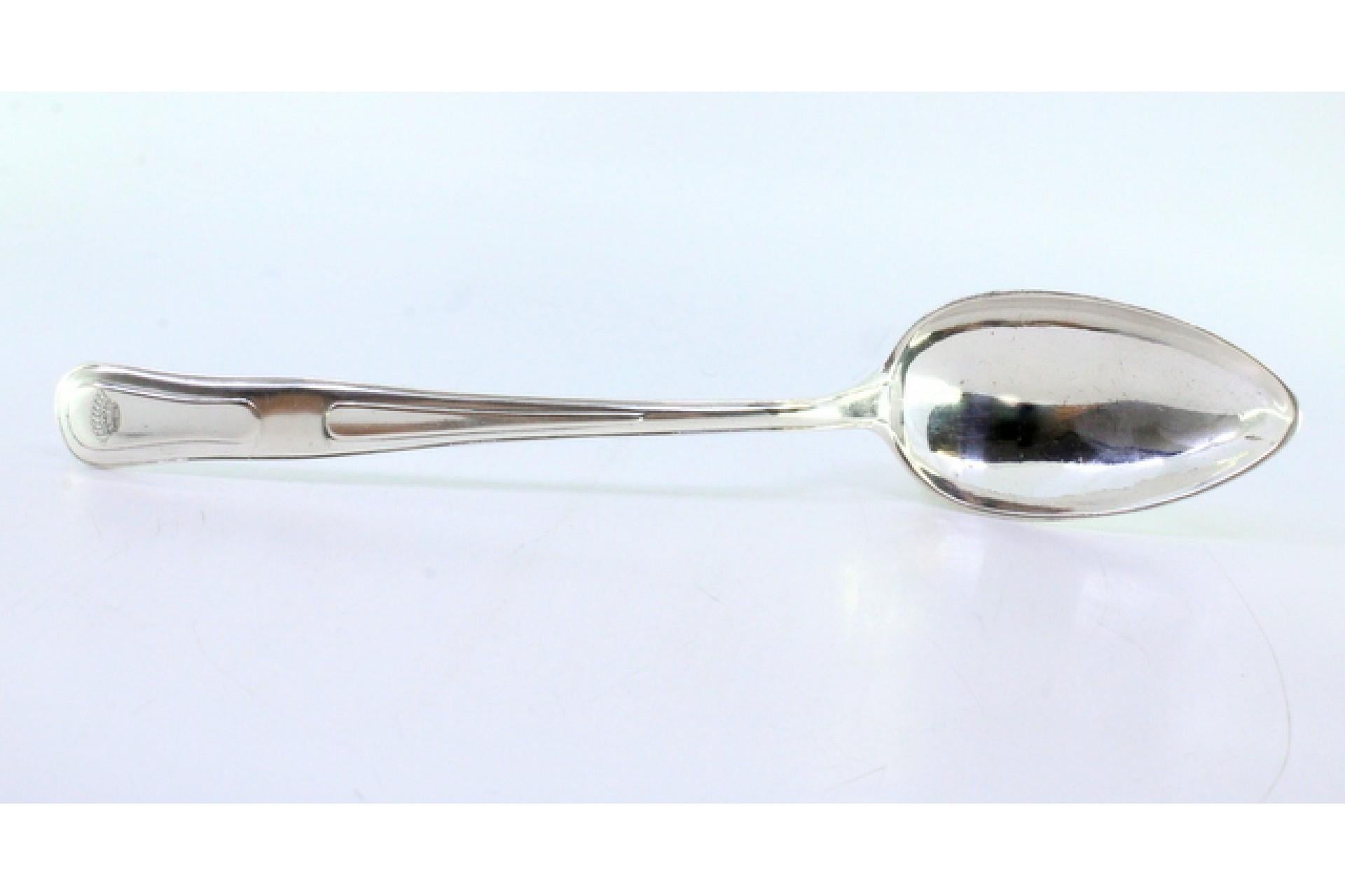 Descripción: Cuchara arrocera y servidora de plata con frisos y corona grabados en el mango. Metal: Silver. Origen: Portugués. Marca: Porto Coroa. Peso: 142,75 gramos. Dimensiones: 26 cm x 5,2 cm. Contenido: 833/1000. Marca de ensaye: Sí, desde el