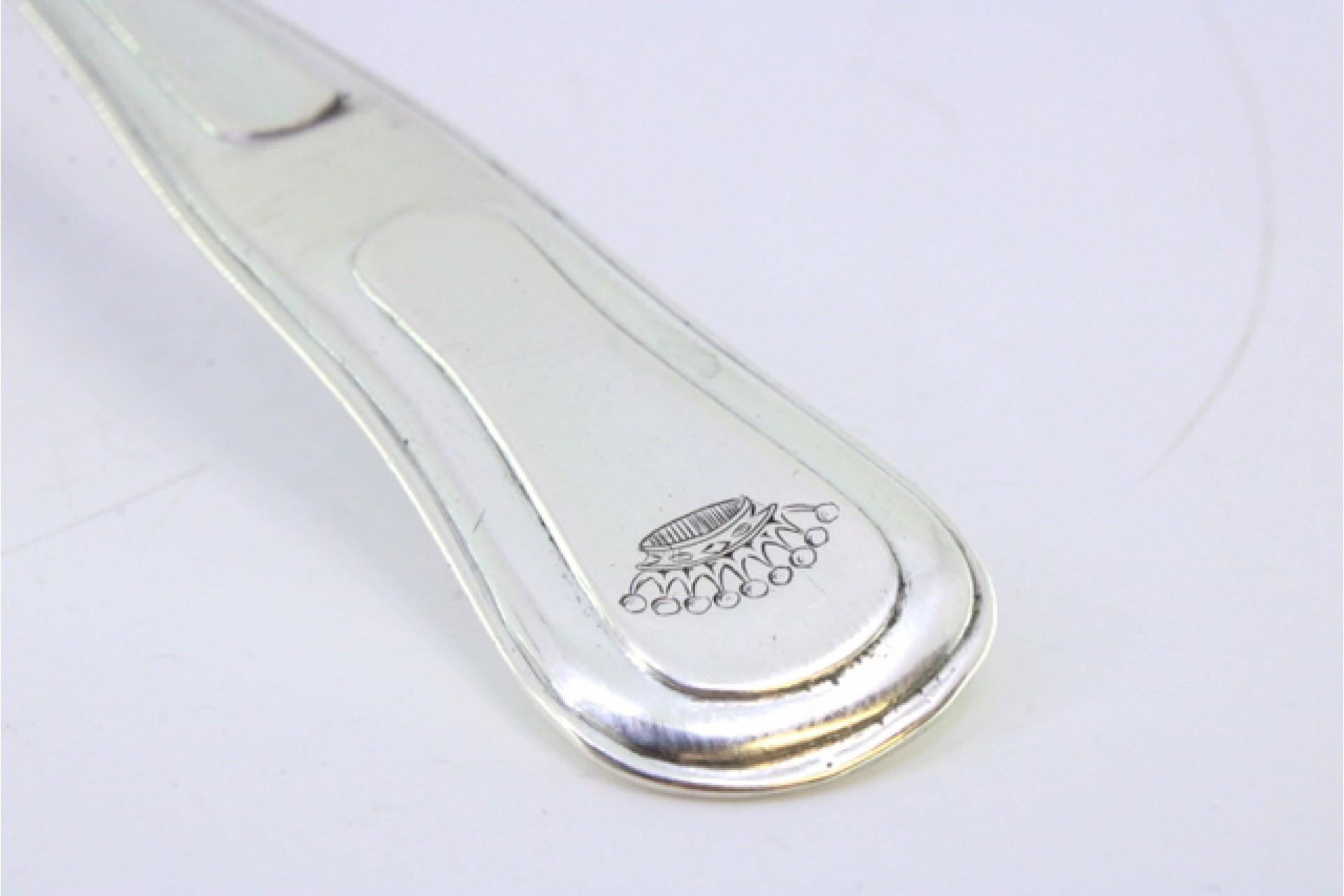 Silver rice and serving spoon with friezes and a crown engraved on the handle Europeo en venta