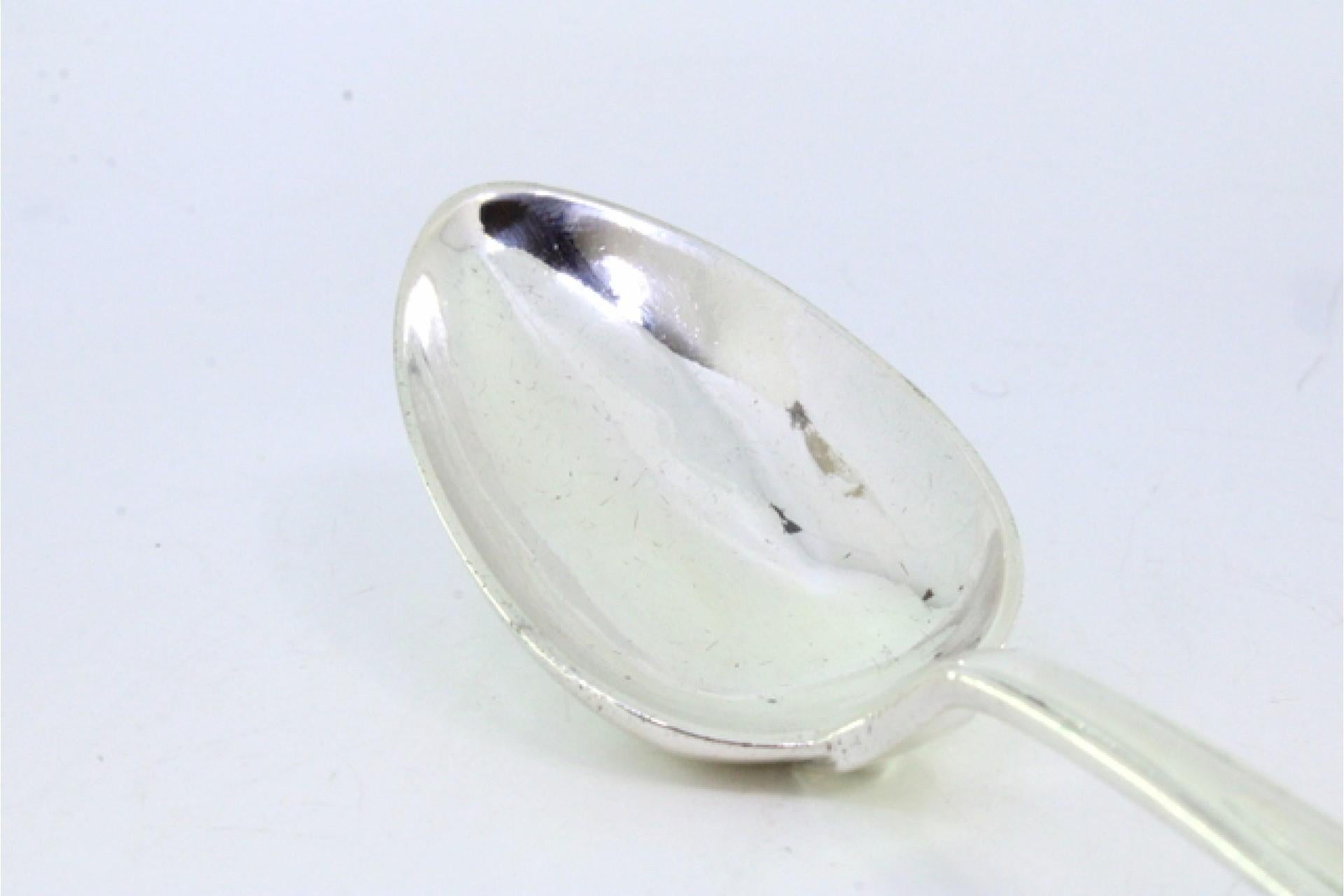 Silver rice and serving spoon with friezes and a crown engraved on the handle siglo XVIII en venta