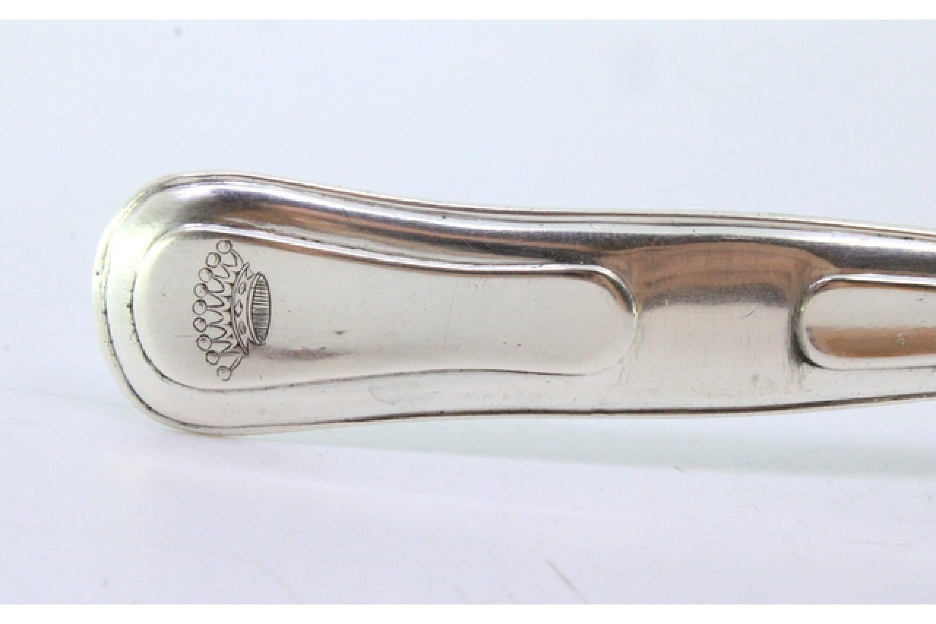 Silver rice and serving spoon with friezes and a crown engraved on the handle en venta 2