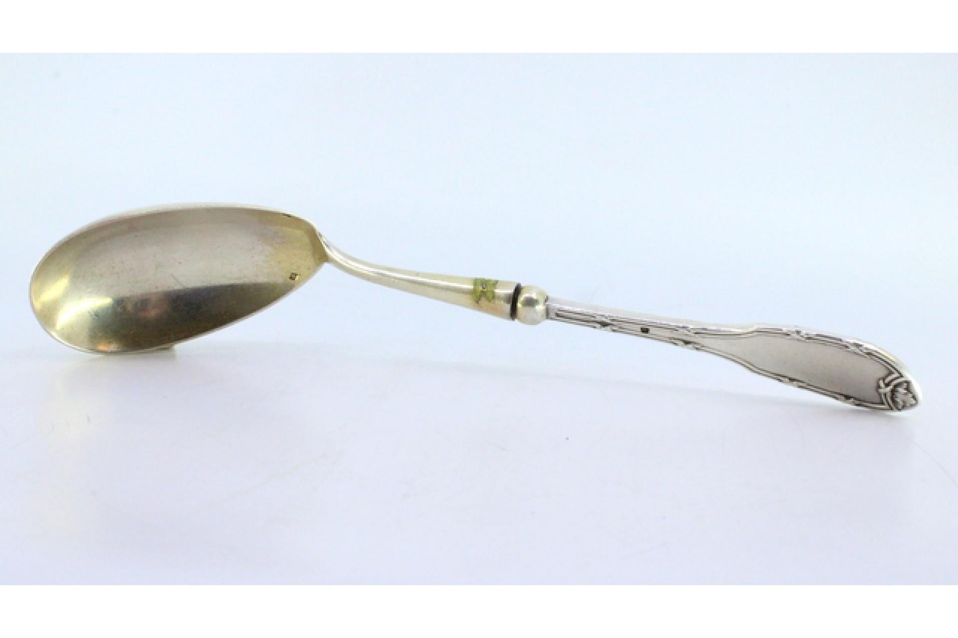 Descripción: Cuchara arrocera y servidora de plata con estrías y relieves en el mango. Metal: Silver. Origen: Francés. Marca: Tête Minerve. Peso: 152,16 gramos. Dimensiones: 25 cm x 5,5 cm. Contenido: 950/1000. Marca de ensayo: Sí, desde 1838.