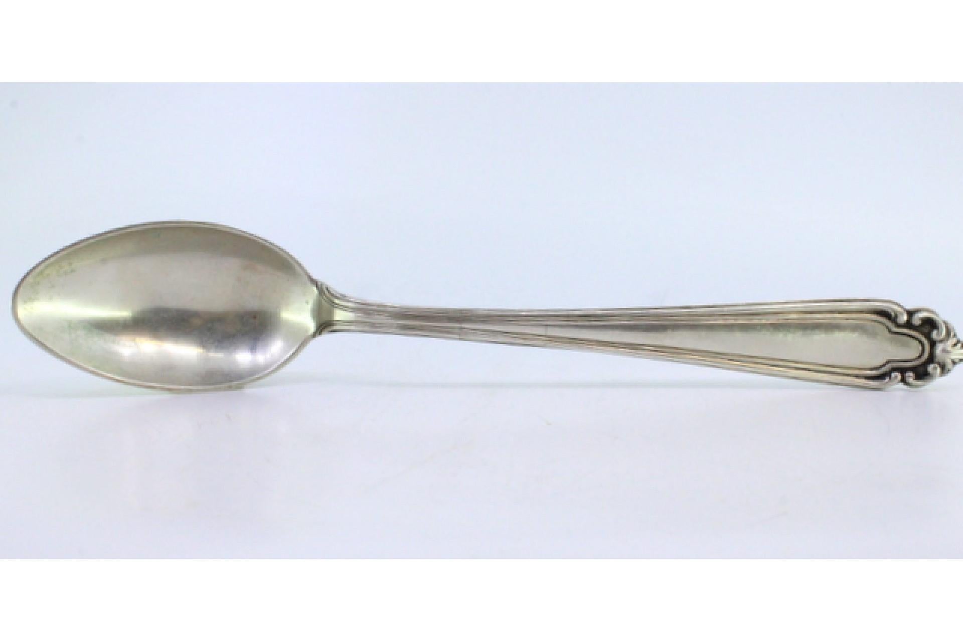 Descripción: Cuchara arrocera y servidora de plata con estrías y relieves en el mango. Metal: Silver. Origen: Portugués. Marca: Cabeça de escravo. Peso: 183,79 gramos. Dimensiones: 28 cm x 5,2 cm. Contenido: 833/1000. Marca de ensayo: Sí, entre 1938