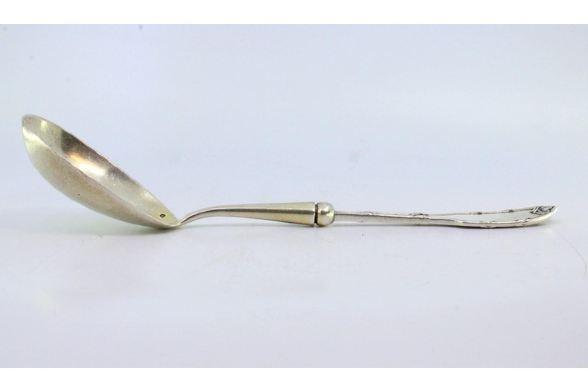 Silver rice and serving spoon with grooves and reliefs on the handle Europeo en venta