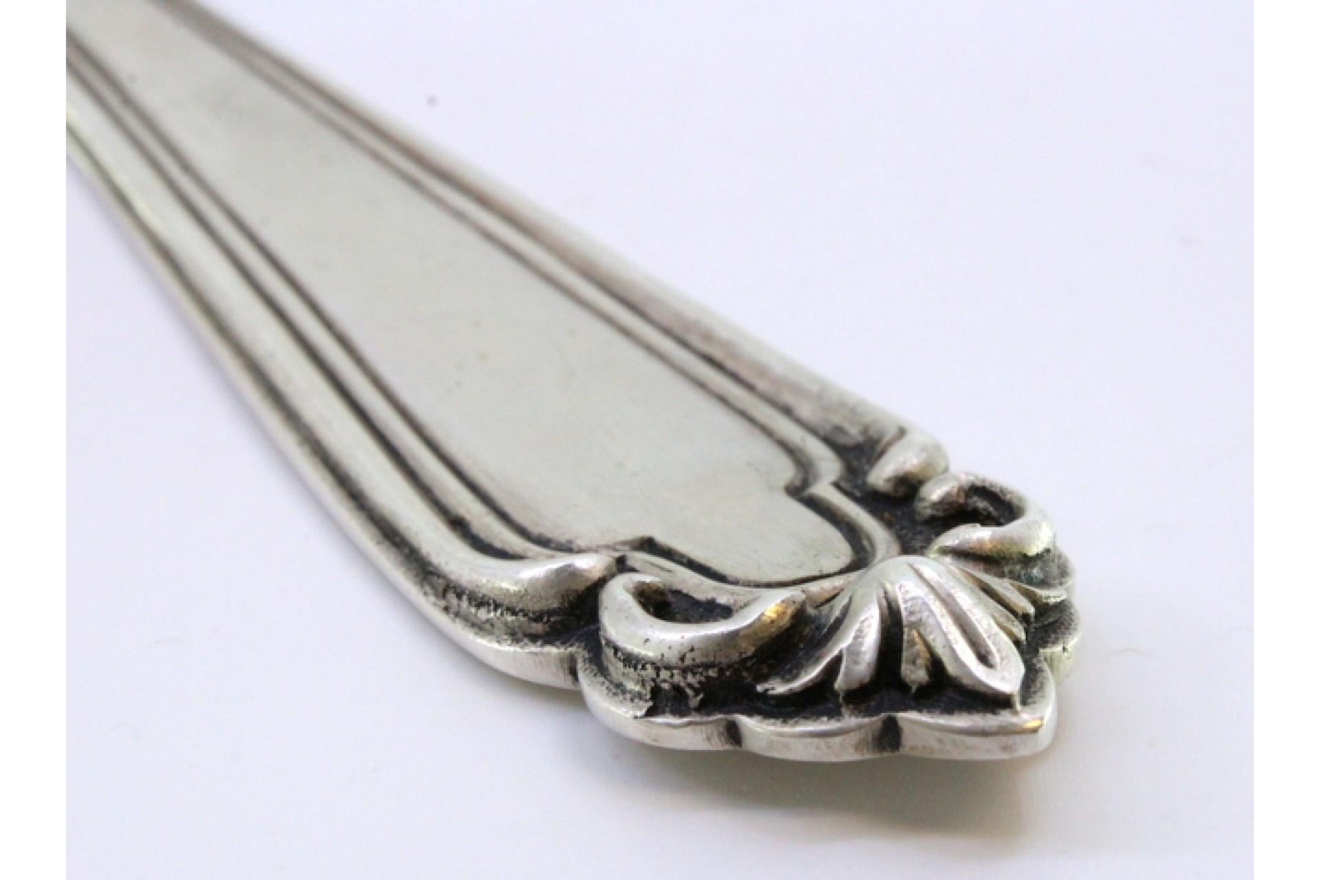 Silver rice and serving spoon with grooves and reliefs on the handle en Bueno estado para la venta en Porto, PT