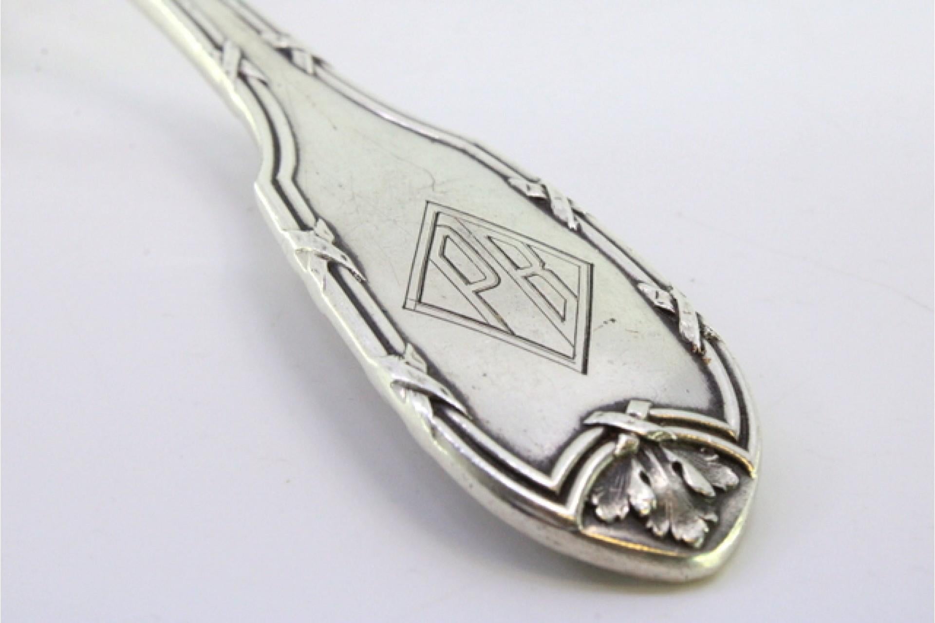 Silver rice and serving spoon with grooves and reliefs on the handle en venta 1