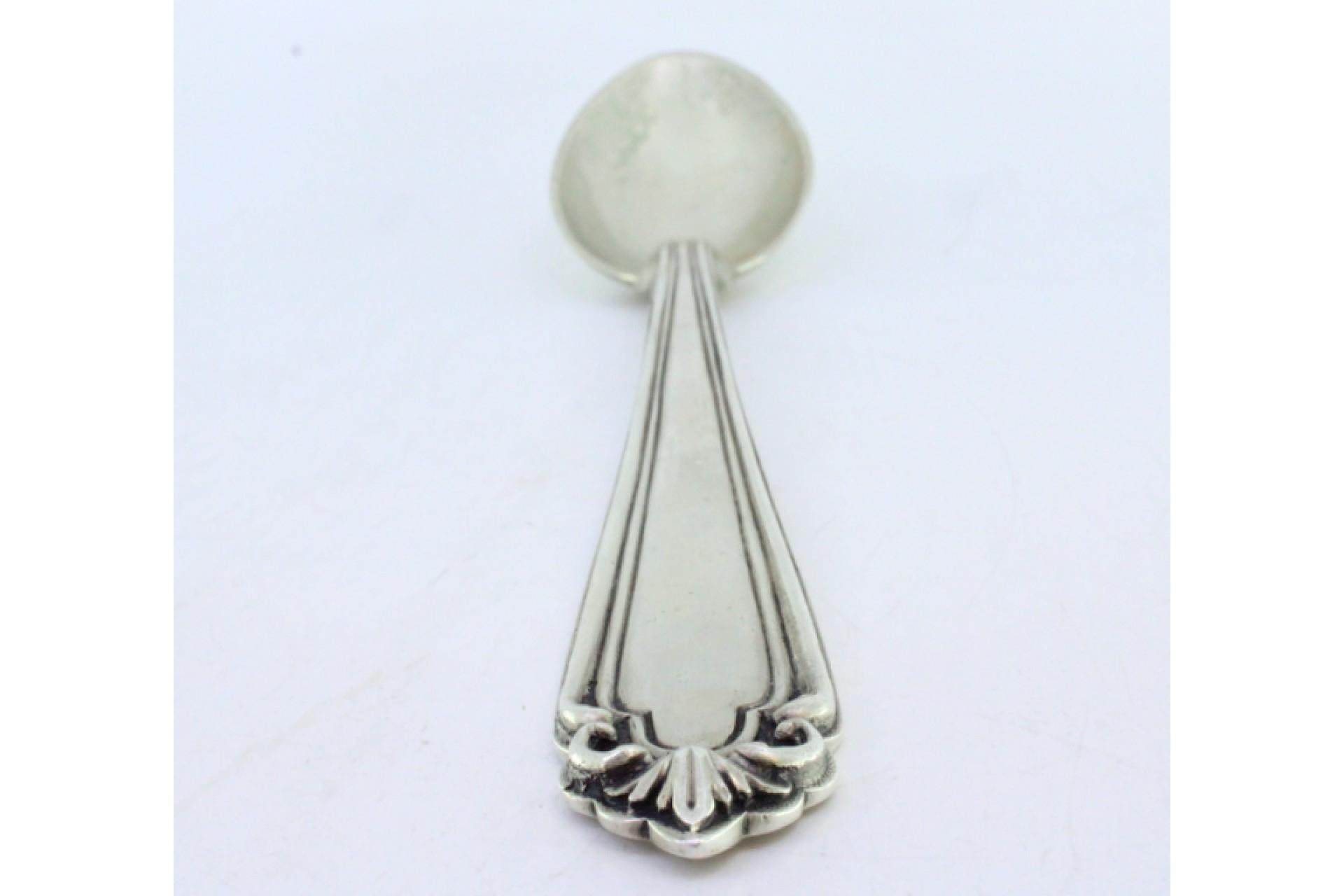 Silver rice and serving spoon with grooves and reliefs on the handle en venta 1