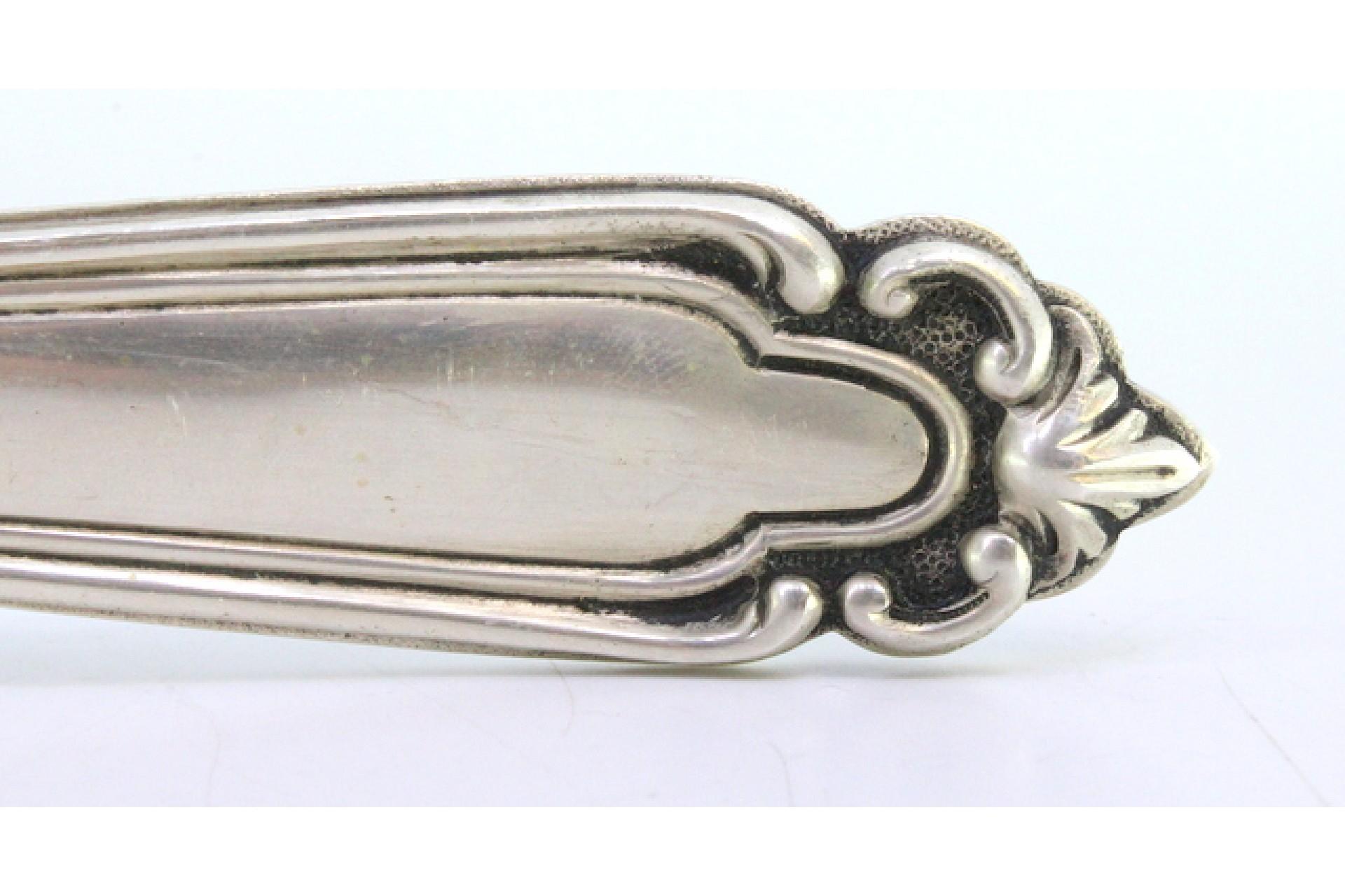 Silver rice and serving spoon with grooves and reliefs on the handle en venta 2